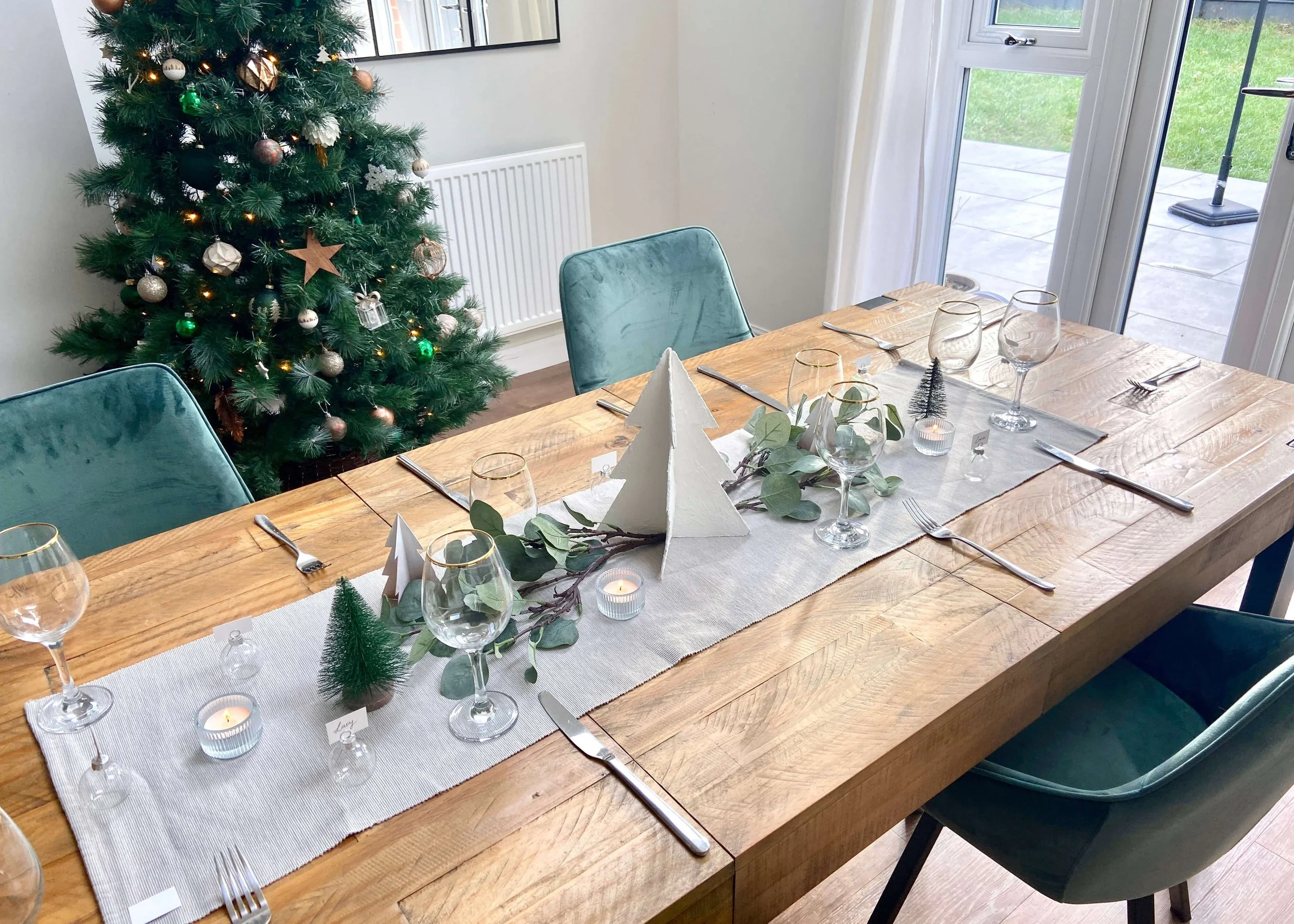 Minimal Christmas Tablescape