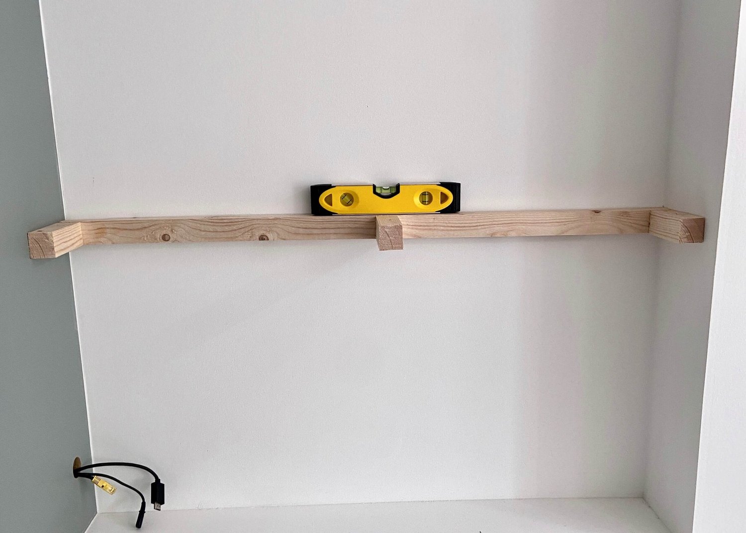 MDF Floating Shelves — ISOSCELLA