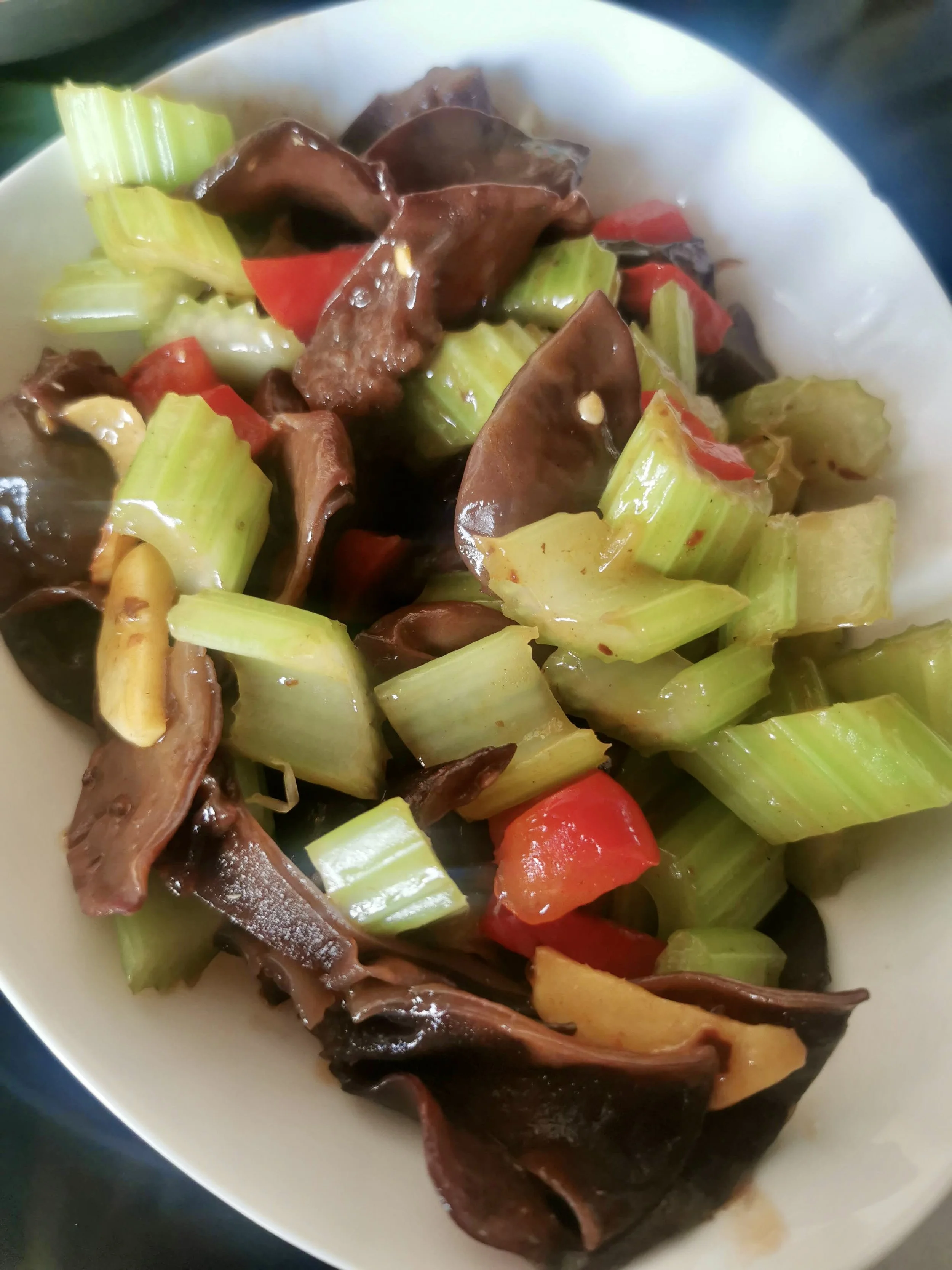 Stir-fried Celery with Wood Ear Mushrooms (Mu’er, 木耳)