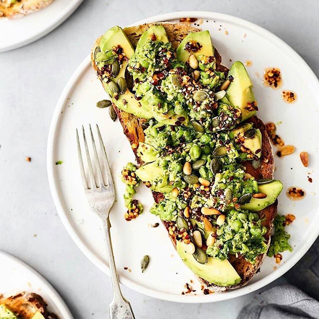&ldquo;Notice that autumn is more the season of the soul than of nature.&rdquo; -  Friedrich Nietzsche. #toasttuesday cc: @  #Repost @toastsforall
・・・
#Vegan toast with sliced #avocado, smashed peas with mint and spinach, toasted seeds and chilli oil