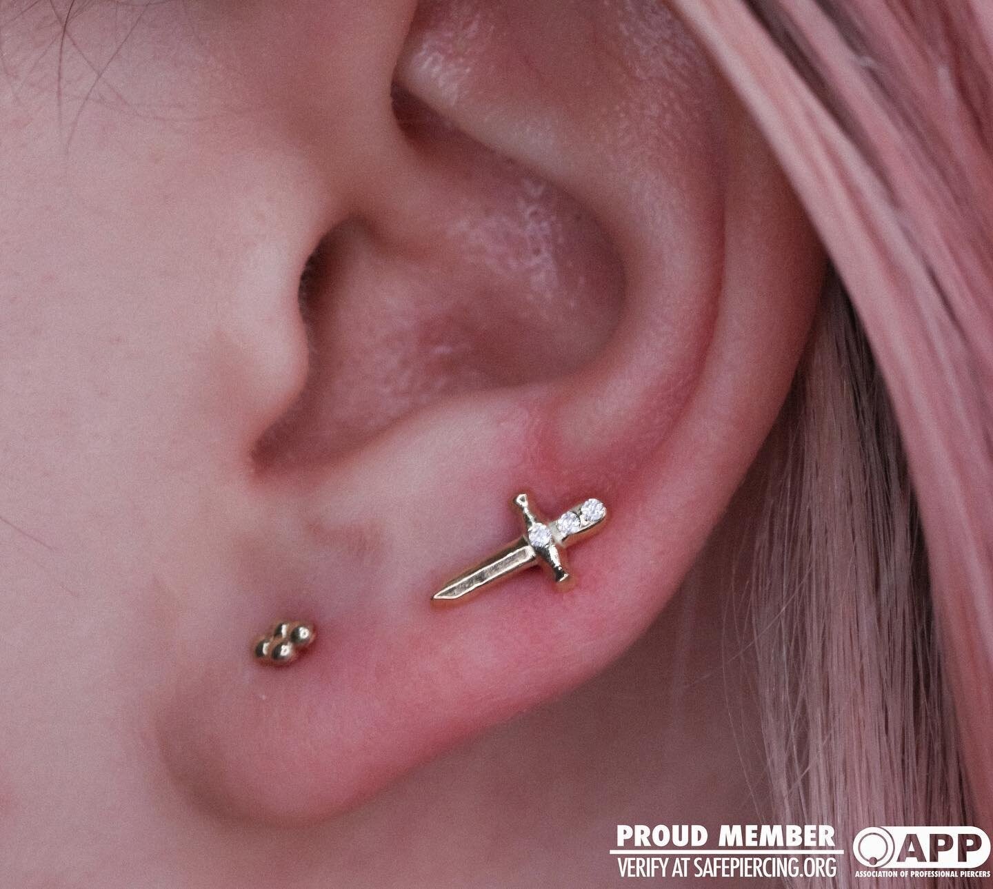 #Repost @raechelle.gabrielle​
---​
✨a little glitz and a little danger✨​
I got to do this awesome high lobe piercing using &ldquo;Choose Your Weapon&rdquo; from mayajewelry in yellow gold. It fits so wonderful into the grooves of their ear! ​
​
Also 
