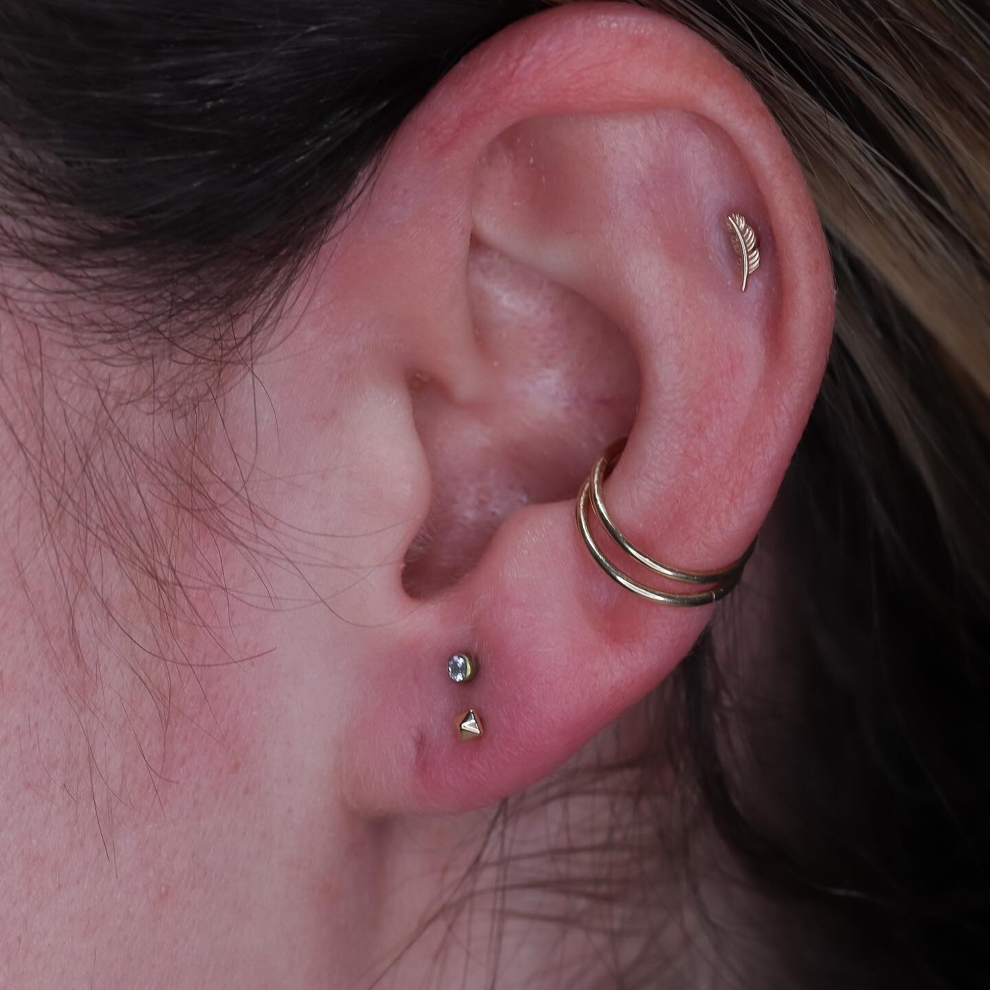 #Repost @raechelle.gabrielle​
---​
✨ S T A C K E D ✨​
Stacked lobes is always a fun way to add some dimension and a little bit of zest to your ear set up. The best way for us to check for anatomy with this piercing is to book an ear curation! We, nor