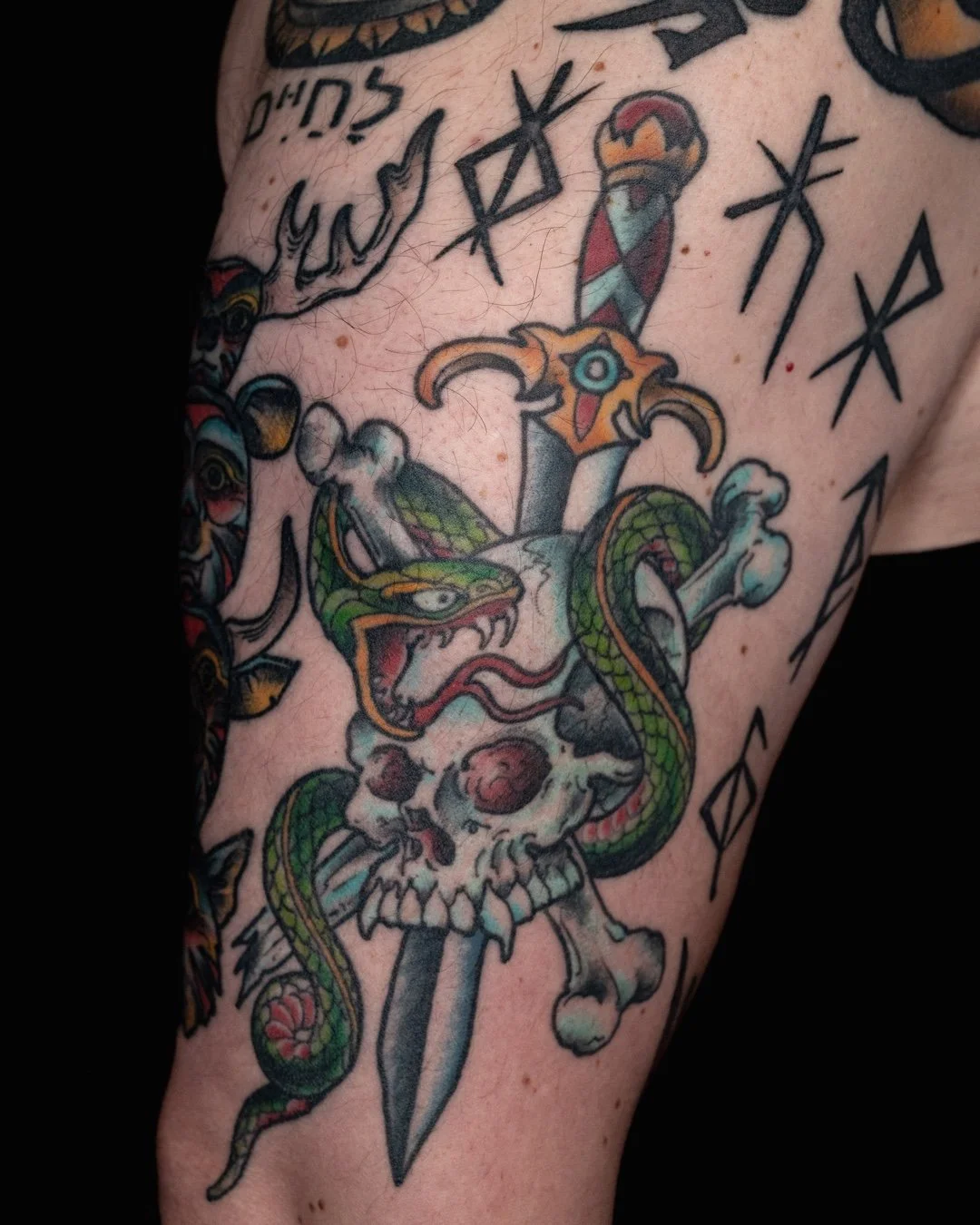 @kurtmelancon doesn&rsquo;t miss 🗡️🐉. Really great color work, would love more pieces like this :)​
​
#leviticus #tattoo