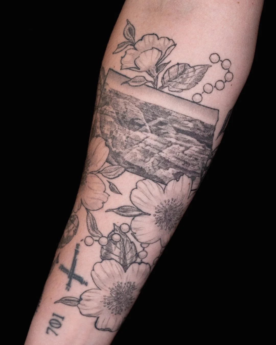 @seemoretattoos adding a little bit of home for this client 🏡🌸🌺​
​
Always looking for more projects like this✨​
​
#leviticus #tattoo