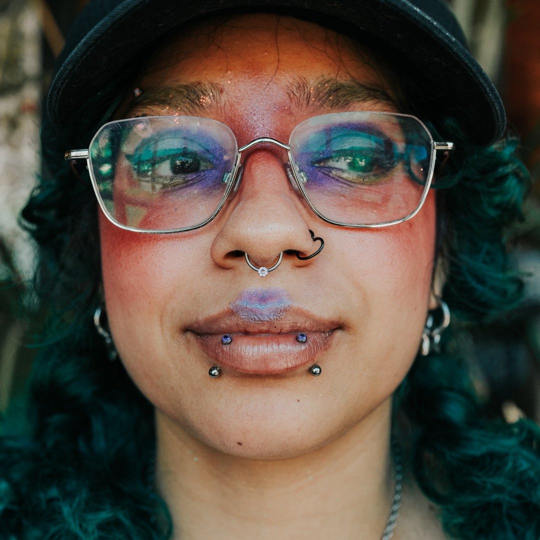 🍇☂️🪻🪁 It seems like all my clients who have this radiating confidence have found solace in the color purple. Which makes sense. I personally love when my clients have a power color and then when I get to do a piercing that helps them hold that pow