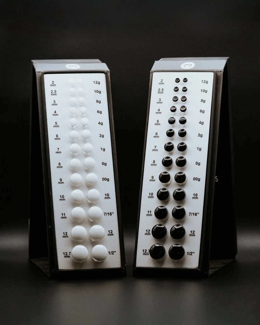 🖤🦍🤍 Gorilla glass has all the best options when it comes to glass plugs. We have 7 awesome colors to choose from in studio and plenty more varieties that can be ordered. Showcased here are the white and black options starting at 12g all the way to