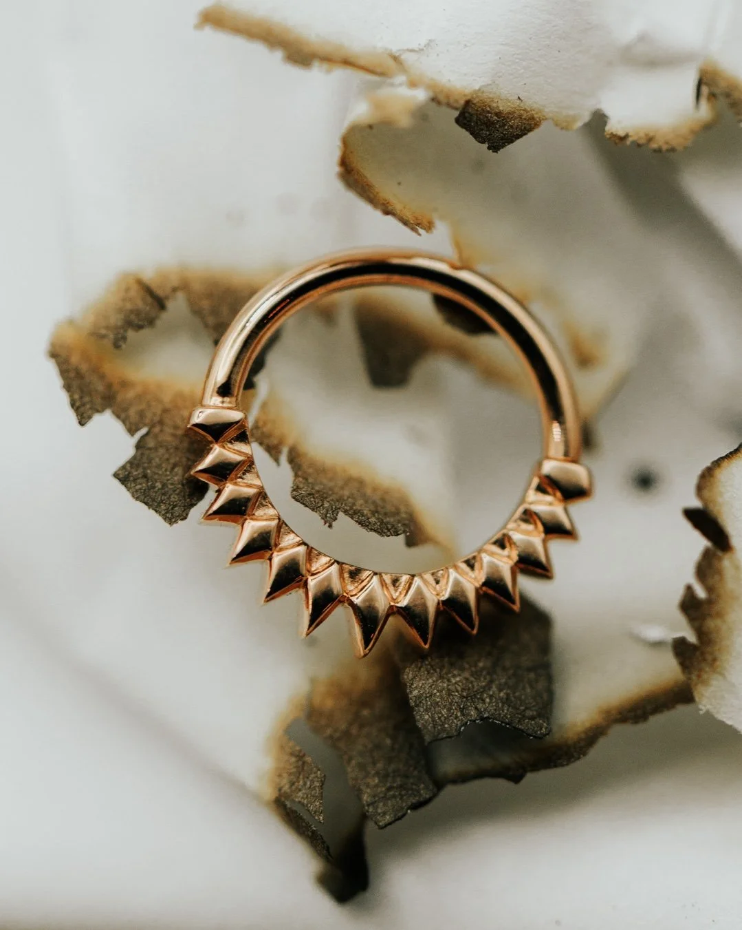 Pyramid seam ring in rose gold by the lovely @tetherjewelry​
🌹💛💎​
​
#leviticus #piercing