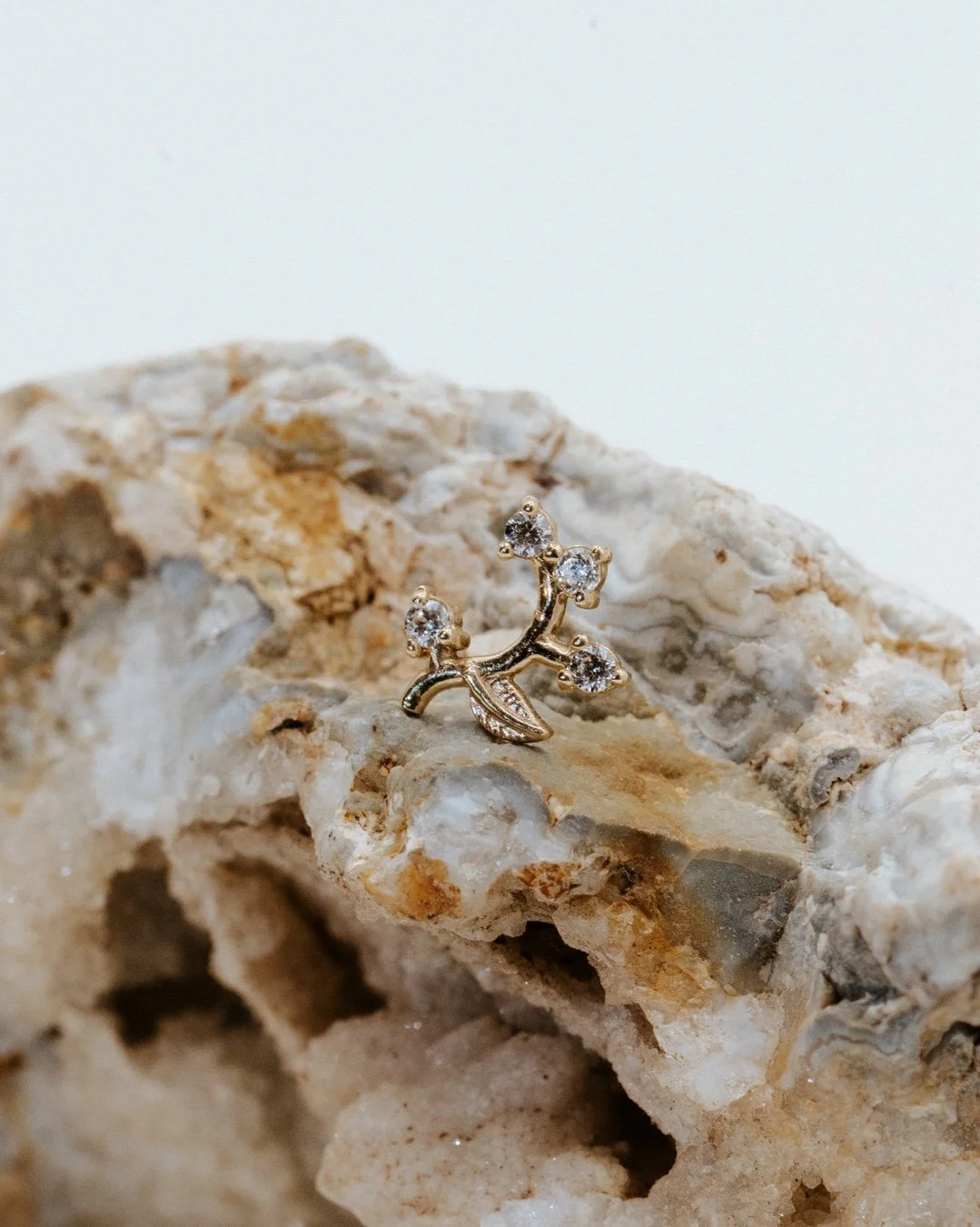 ✨🥀the Frond in white cz by @tawapa🥀✨​
​
#leviticus #piercing