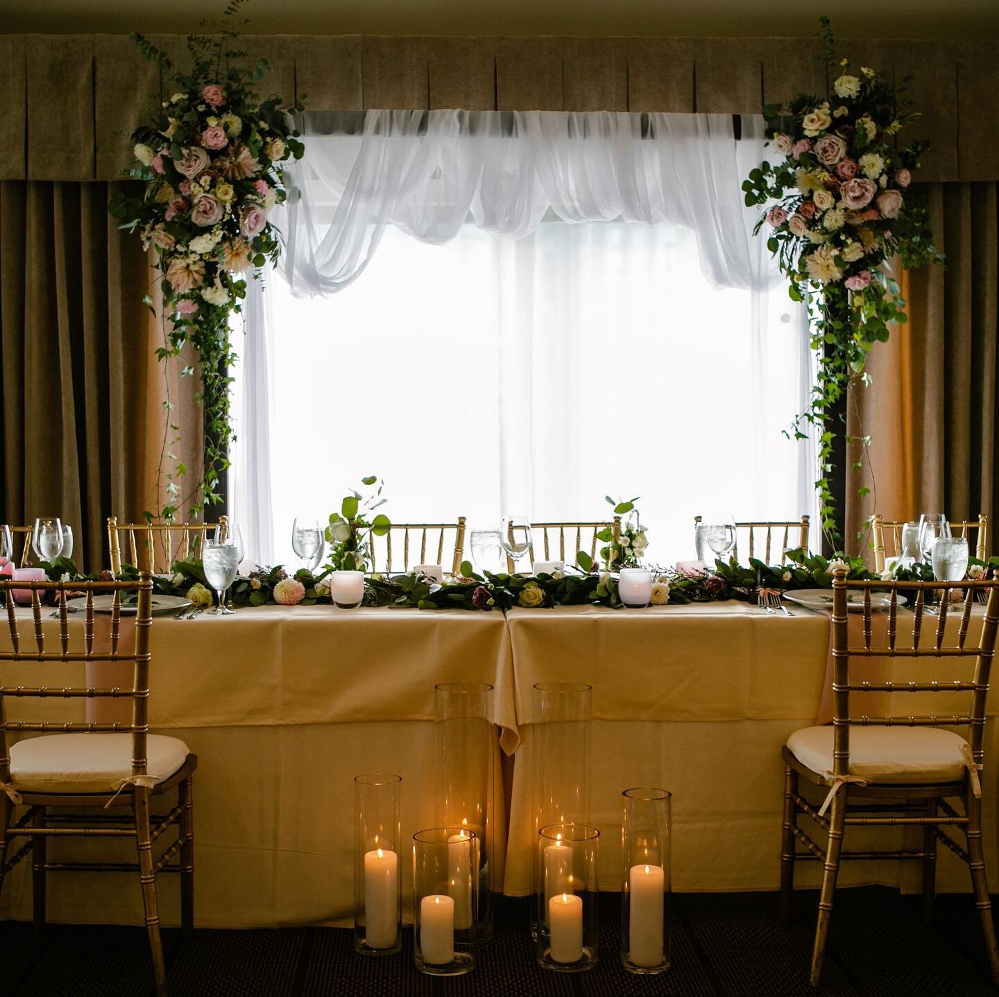 Ceremony decor transitioned to frame in the head table ... Always a good idea in our opinion!  #flowerfriday .
.
.
.
PC: @jennywohrlephoto .
.
.
.
#ceremony #headtable #citywedding