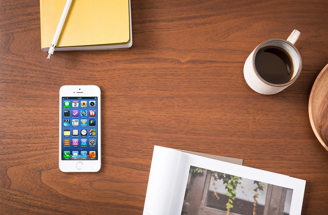 D01_03_iPhoneTable_7622-V03.jpg