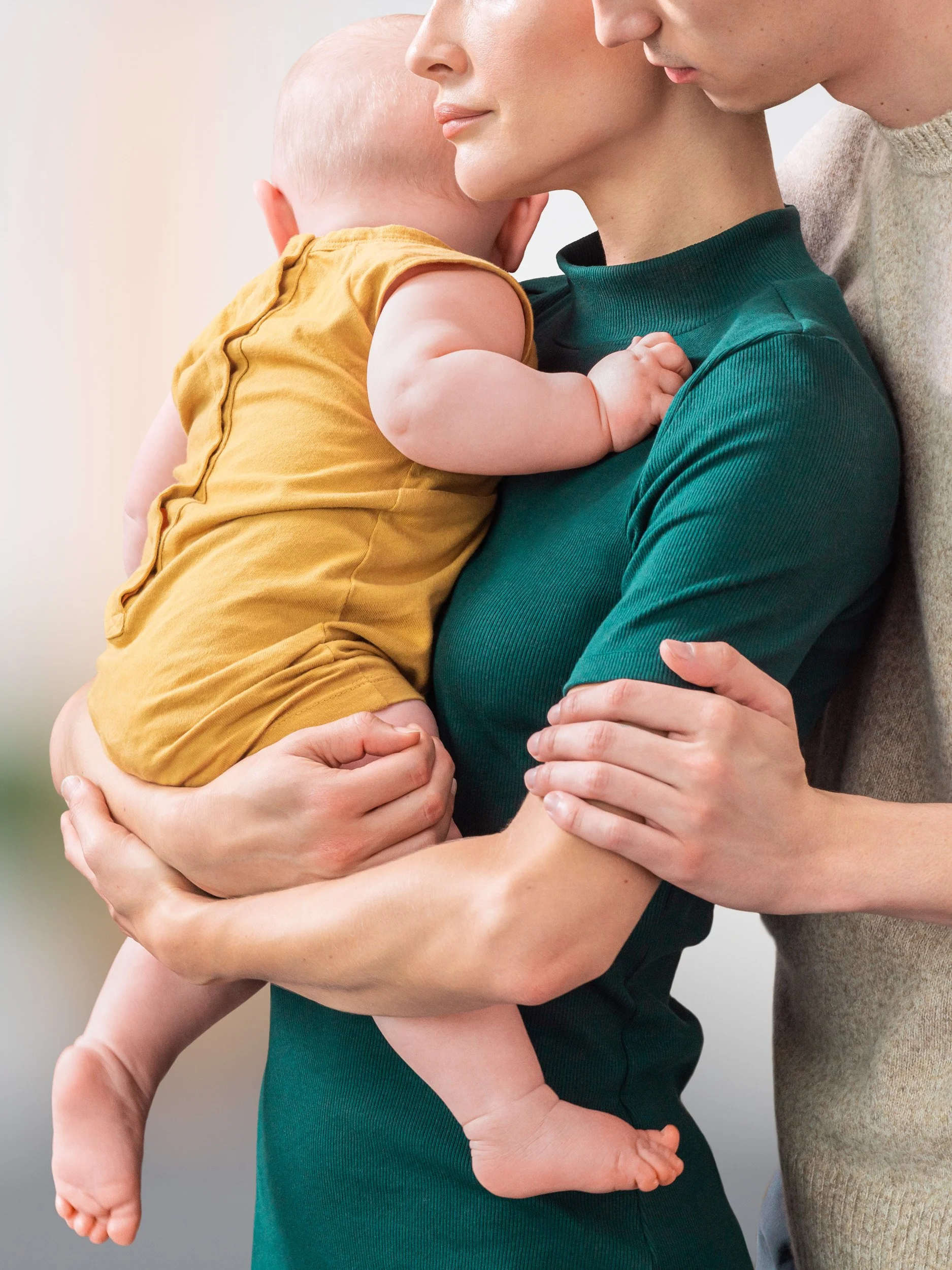01-07_FAMILY_HOLDING_BABY_00239-V02.jpg