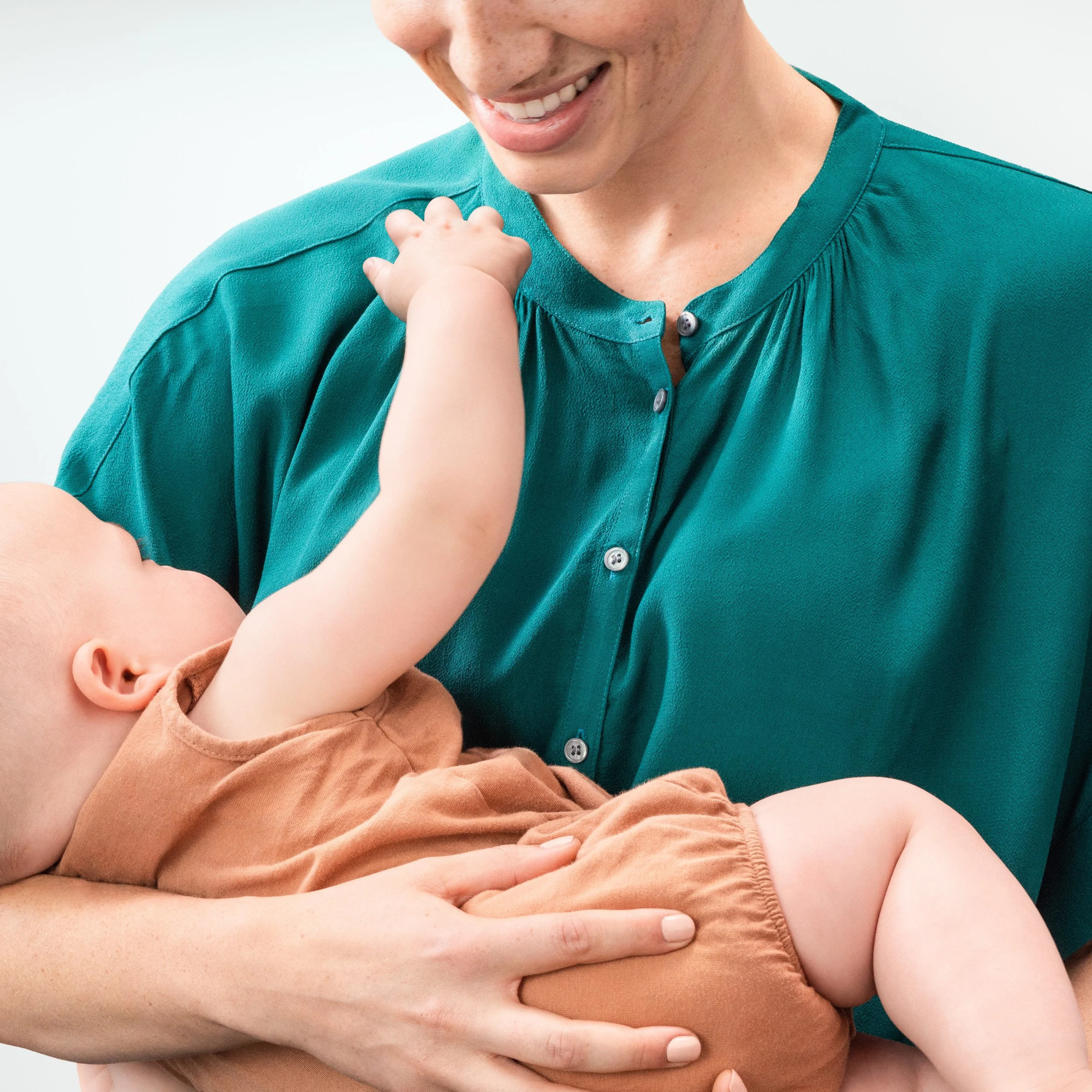 02-06_PARENT_HOLDING BABY_00342-V02.jpg