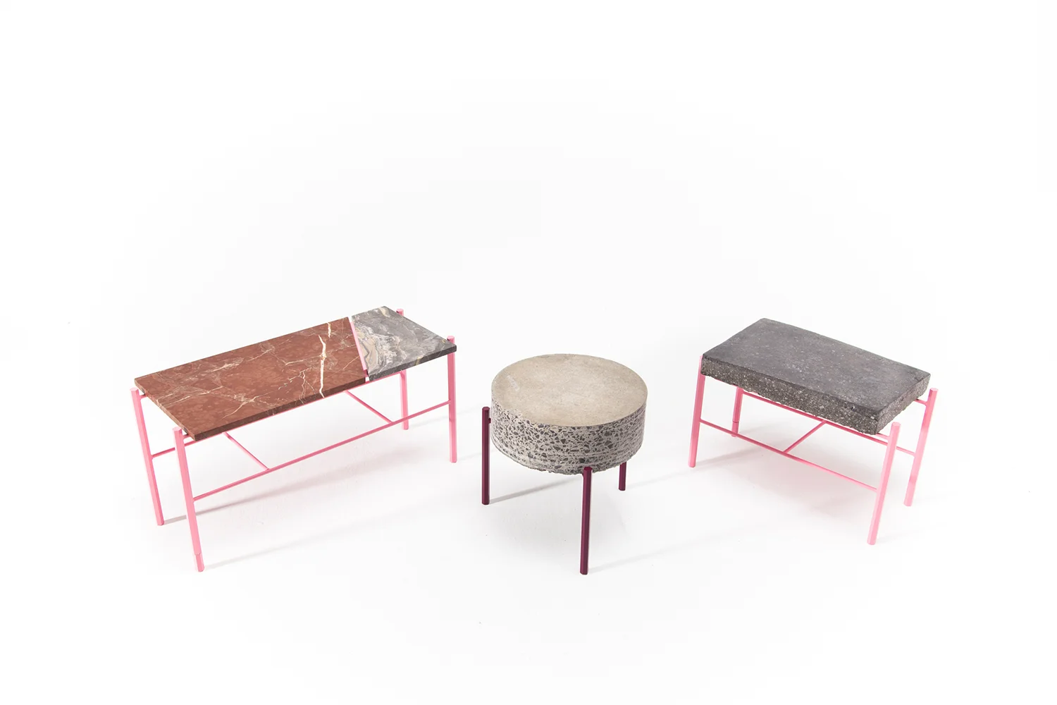 Table basse fait de retaille de béton ou de marbre. Piétement métallique fait sur mesure, léger et de couleur vive. Pattes faites de tiges de métal hexagonale rose, violette.