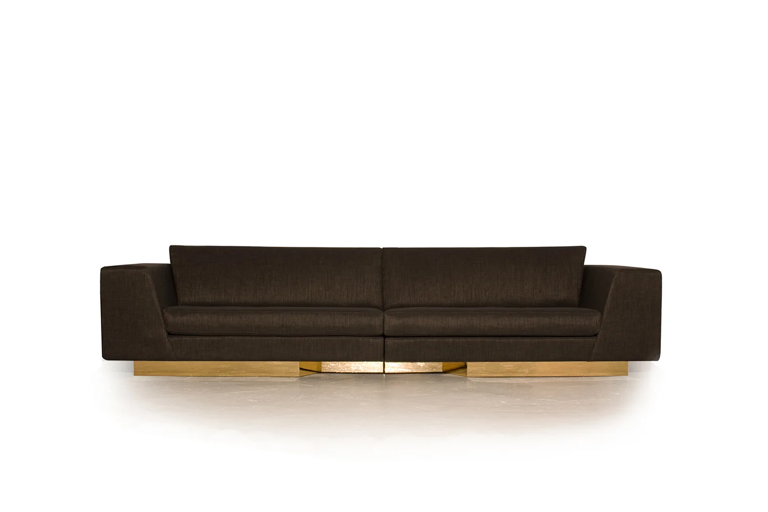 Vue de face du Sofa modulaire, modulable en version 5 places. Base encastré en placage métallique doré, tissu italien provenant de Kvadrat avec fil d'or.