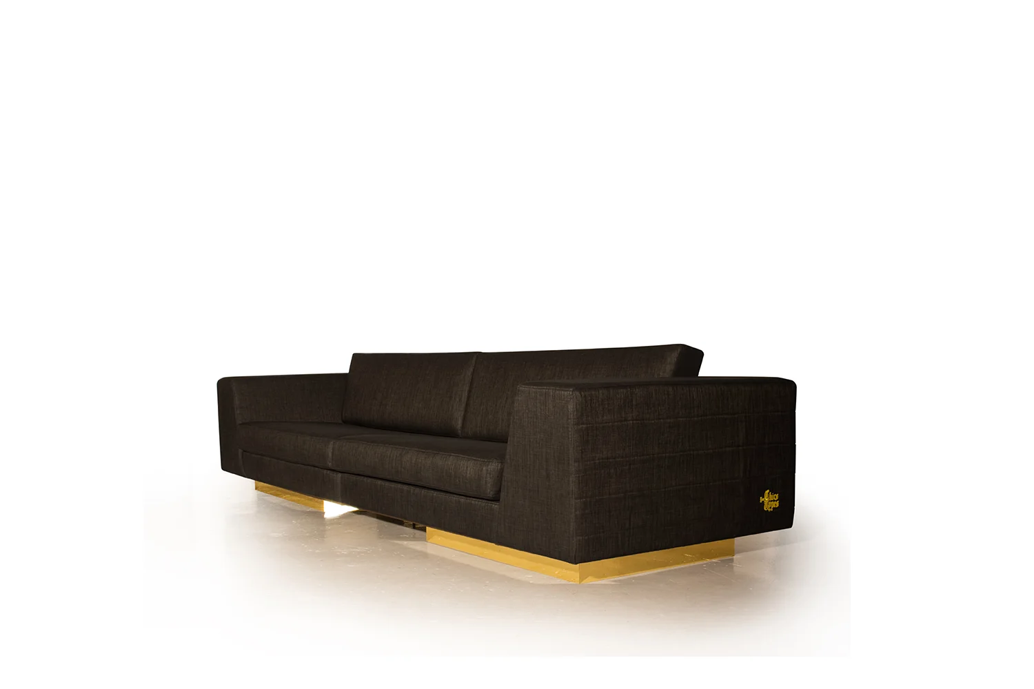 Vue de biais du sofa 5 places réalisé sur mesure. Finition en tissu italien avec fil d'or.