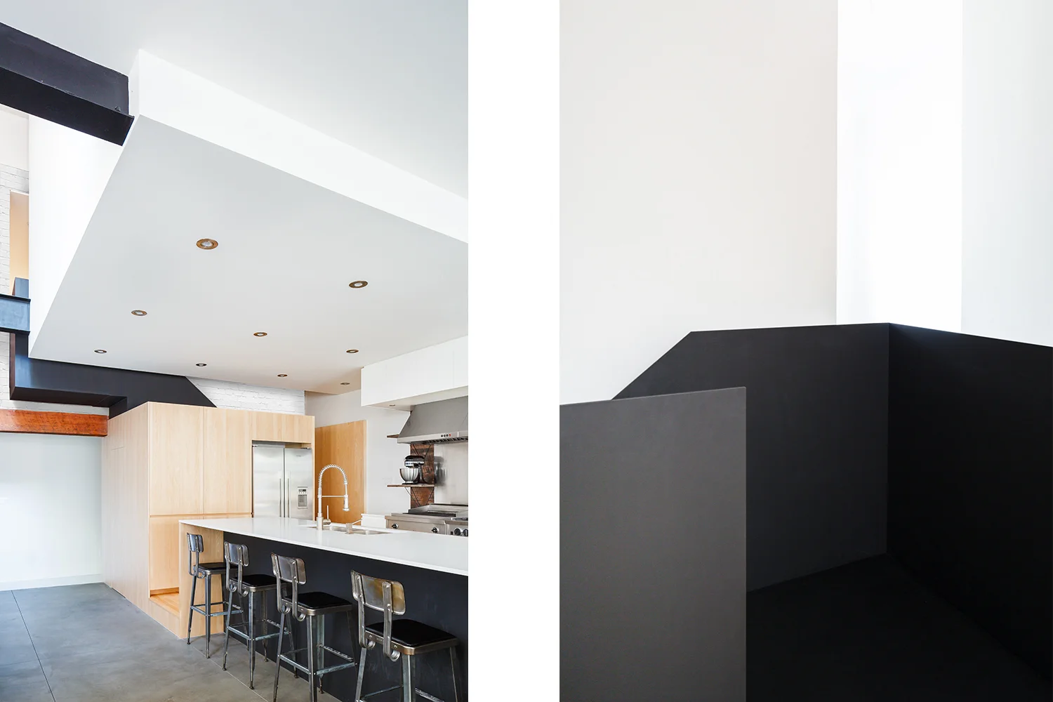 Rénovation de cuisine. Bloc de rangement sous l’escalier. Réfrigérateur encastré. Îlot avec comptoir hauteur bar en quartz blanc. Autre vue du garde-corps de l’escalier en métal noir