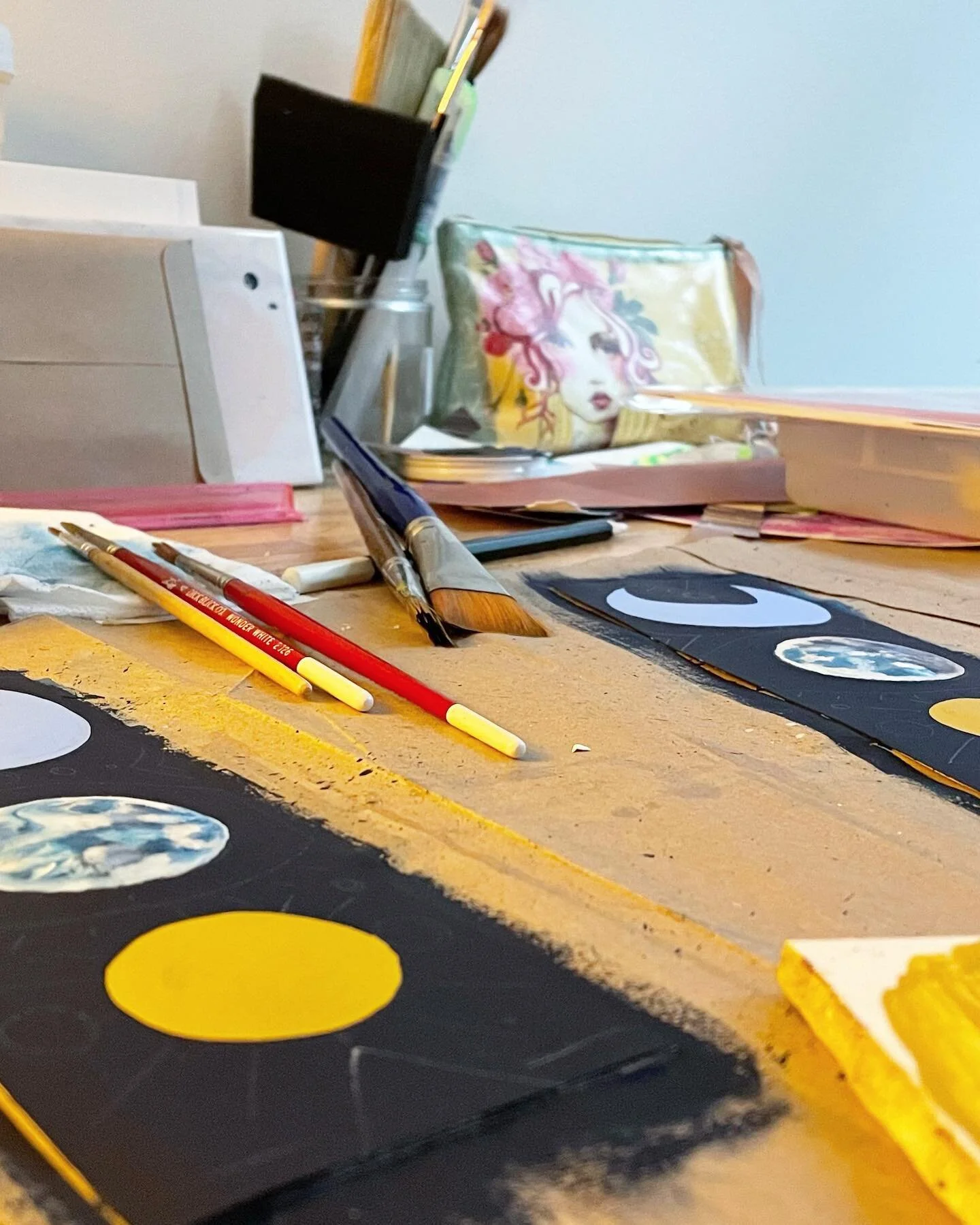 This week I been creating some bookmarks as mini paintings, venturing off from my usual faces and people. I&rsquo;m excited to see how they turn out!!
👁🌑🪐🌞

#minipaintings #handpaintedbookmarks #blackartistspace #blackartistsupport #summerreading