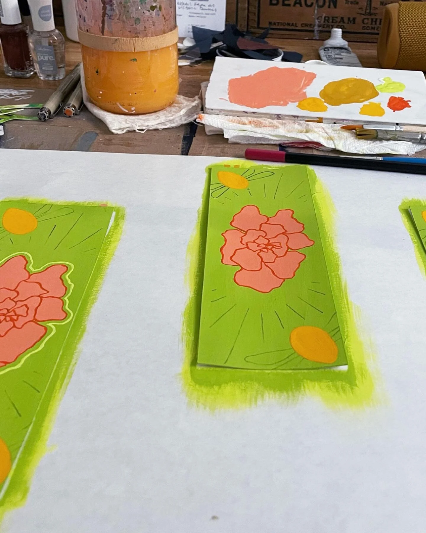 🐝 abeja y flor bookmarks 🌺 

These mini paintings are so sweet to me. I&rsquo;ve been creating bookmarks as mini paintings for a few years now. Each one is different since they are hand painted and I don&rsquo;t usually repeat a series twice. Excep