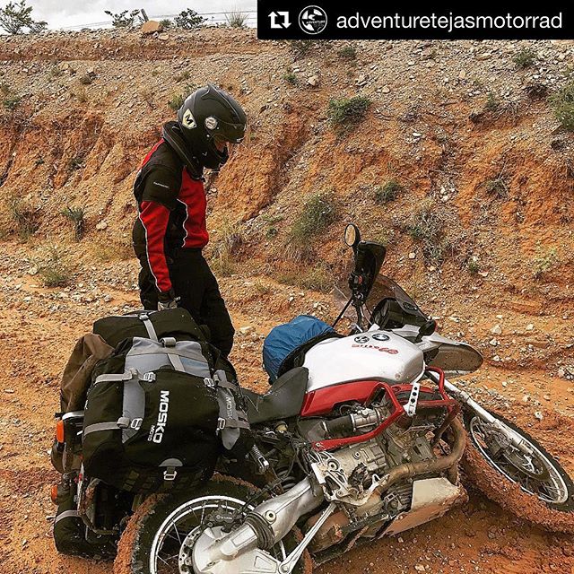 I spy with my little eye a MotoScreenz sticker 🧐. @adventuretejasmotorrad guide @scavazos trying to figure out what just happened. #Repost @adventuretejasmotorrad
・・・
Comment with the best emoji describing this picture 🤭😴🤕💩☠️👏🏼👍🏼👇👇👇👇