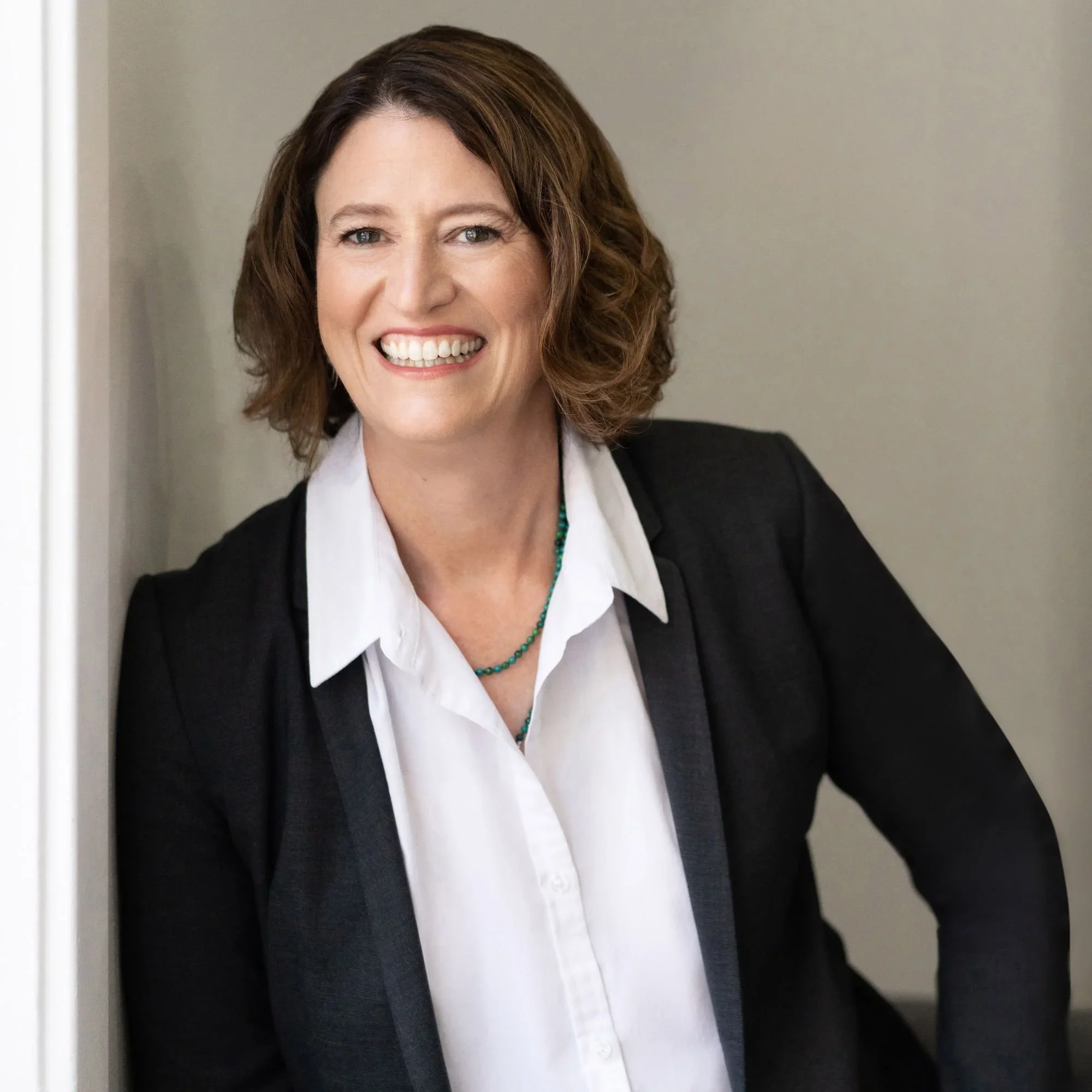 Sia Lindstrom - Moderator 