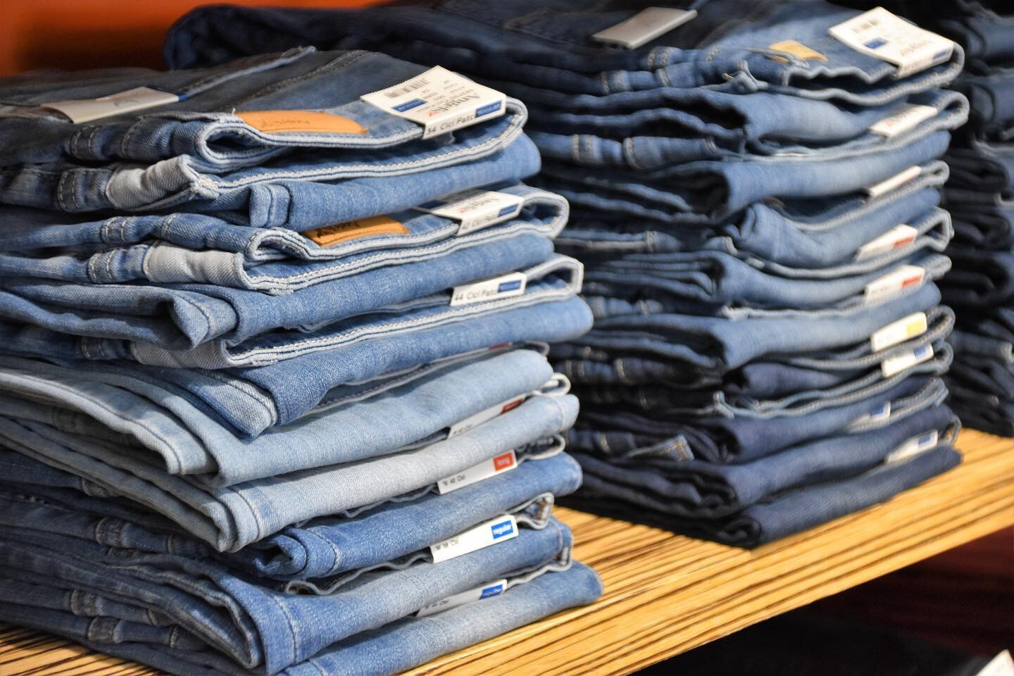 A lot of us might be guilty of hoarding jeans in our closets. But are you aware of how your favorite jeans are made? 👖👖 It takes approximately 2900 gallons of water to make one pair of traditional cotton jeans. 😣⠀
⠀
As we strive to live a more sus