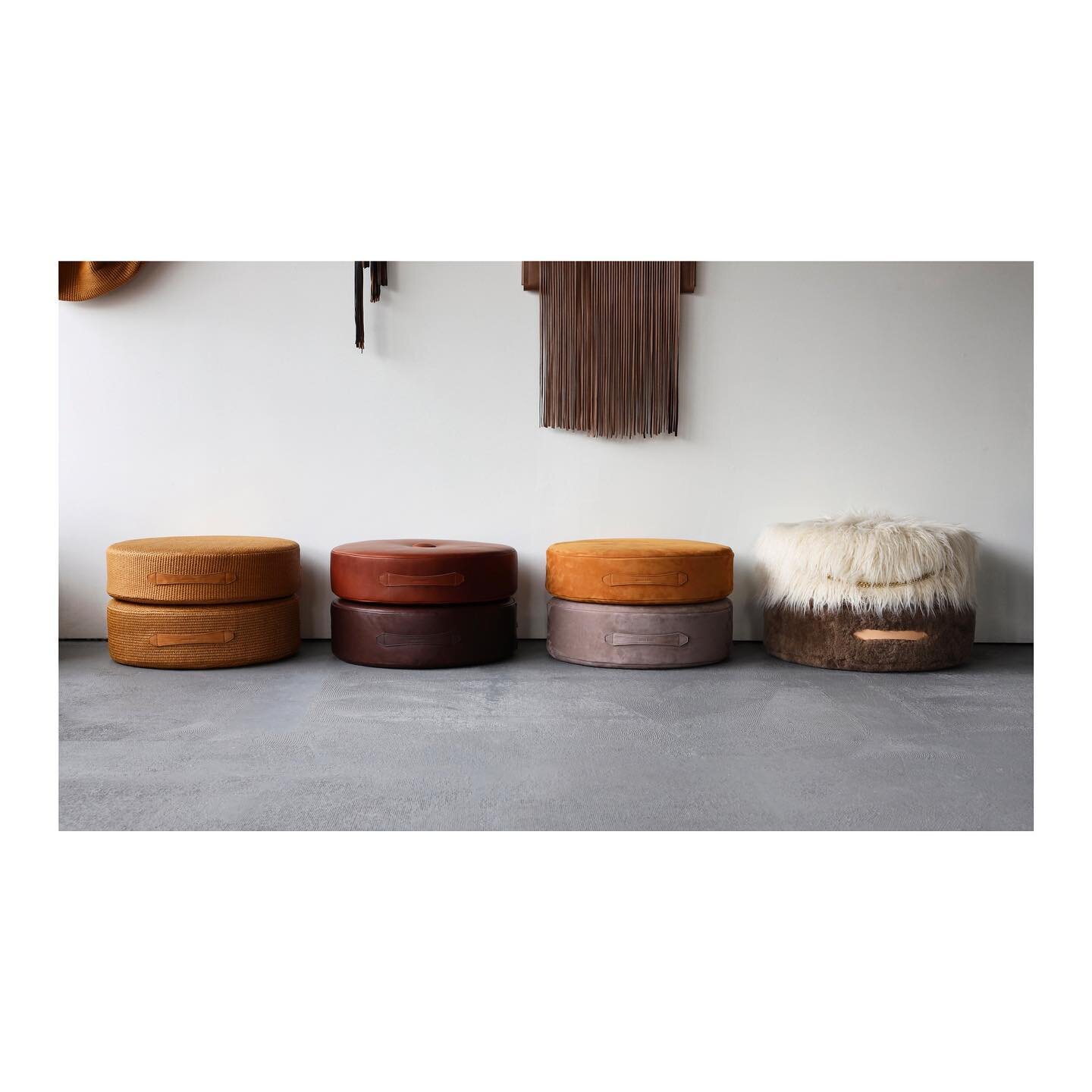 ✨Divine✨ pile-up collision of 20&rdquo; floor cushion active projects 

#mosesnadel #floorcushions #palette #instamood #swoonworthy #drumcushion #puckcushion #drumcushionx #stackingcushions #madetoorder #shearling #leather #nubuck #grasscloth #luxury