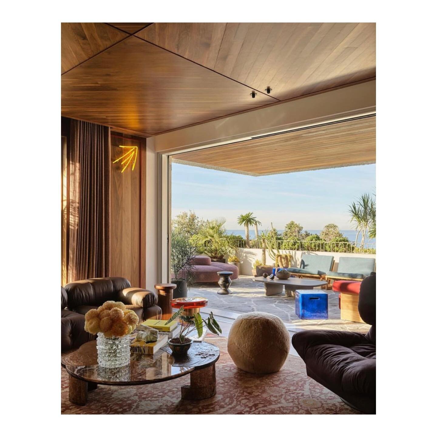 Blurring the [coastal] line between indoor and outdoor space ✨ @stahl_band @flackstudio_ @mosesnadel Ottoman X 22&rdquo;&Oslash;&nbsp;in Camel Shearling at The Tamarama House - Featured in @yellowtrace magazine. Photo by @smartanson 

#mosesnadel #st