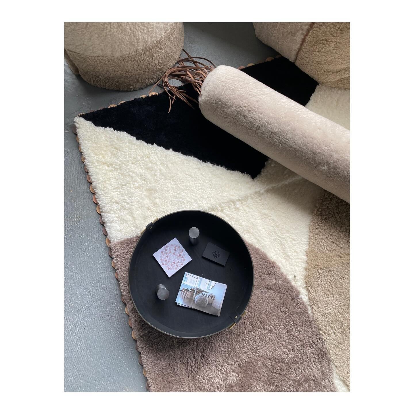 Cozy on up! Tis the season 🔥 @mosesnadel 

#mosesnadel #shearling #shearlingrug #jocoserug #shearlingbin #shearlingpillow #leathertray #leather #madetoorder #bespokeleather #custommade #artisanleathercraft #leathercraft #organic #modernism #art #sof