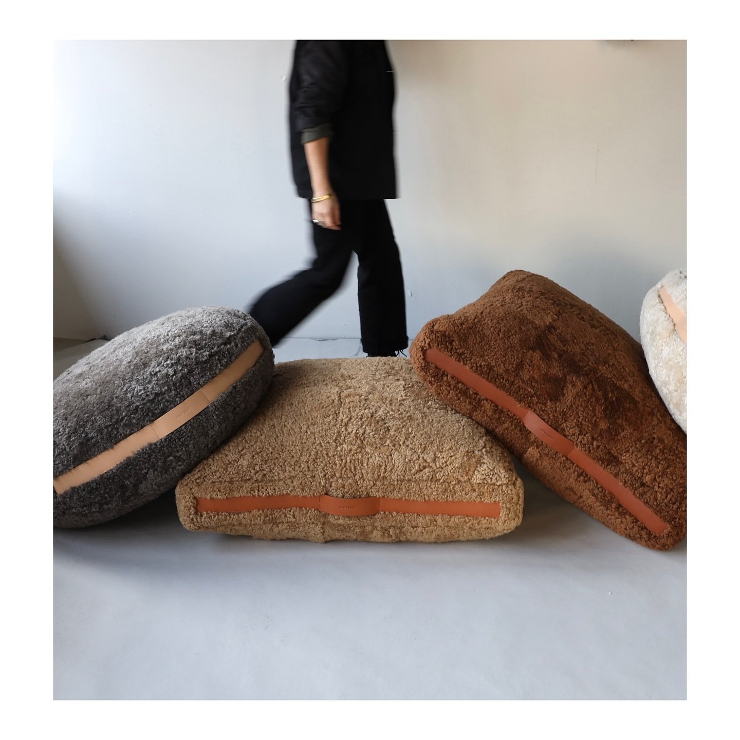 Feeling cozy&hellip; in a BIG floor cushion sorta way 🥰 @mosesnadel 

#mosesnadel #oversizefloorcushion #floorcushion #cumulusfloorcushionx #shearling #homegoods #luxuryhomegoods #shearlingfloorcushion #madetoorder #livingroomstyle #alternativeseati