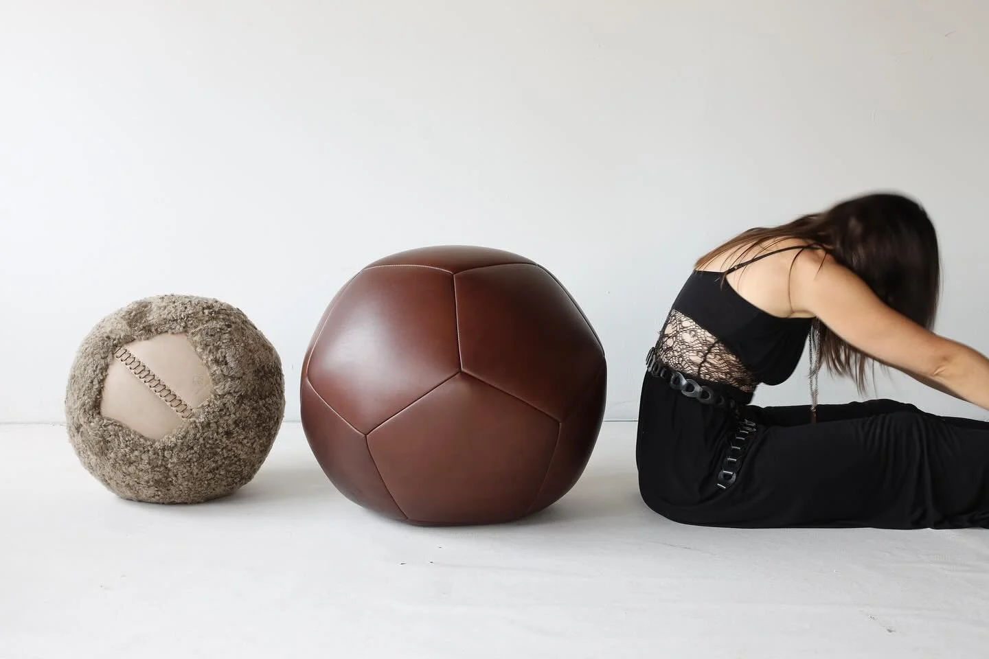 Keep it loose! @mosesnadel #mosesnadel @kelacalaq #leatherottoman #ballottoman #rollwithit #madetoorder #leatherpouf #ballpouf #footstool