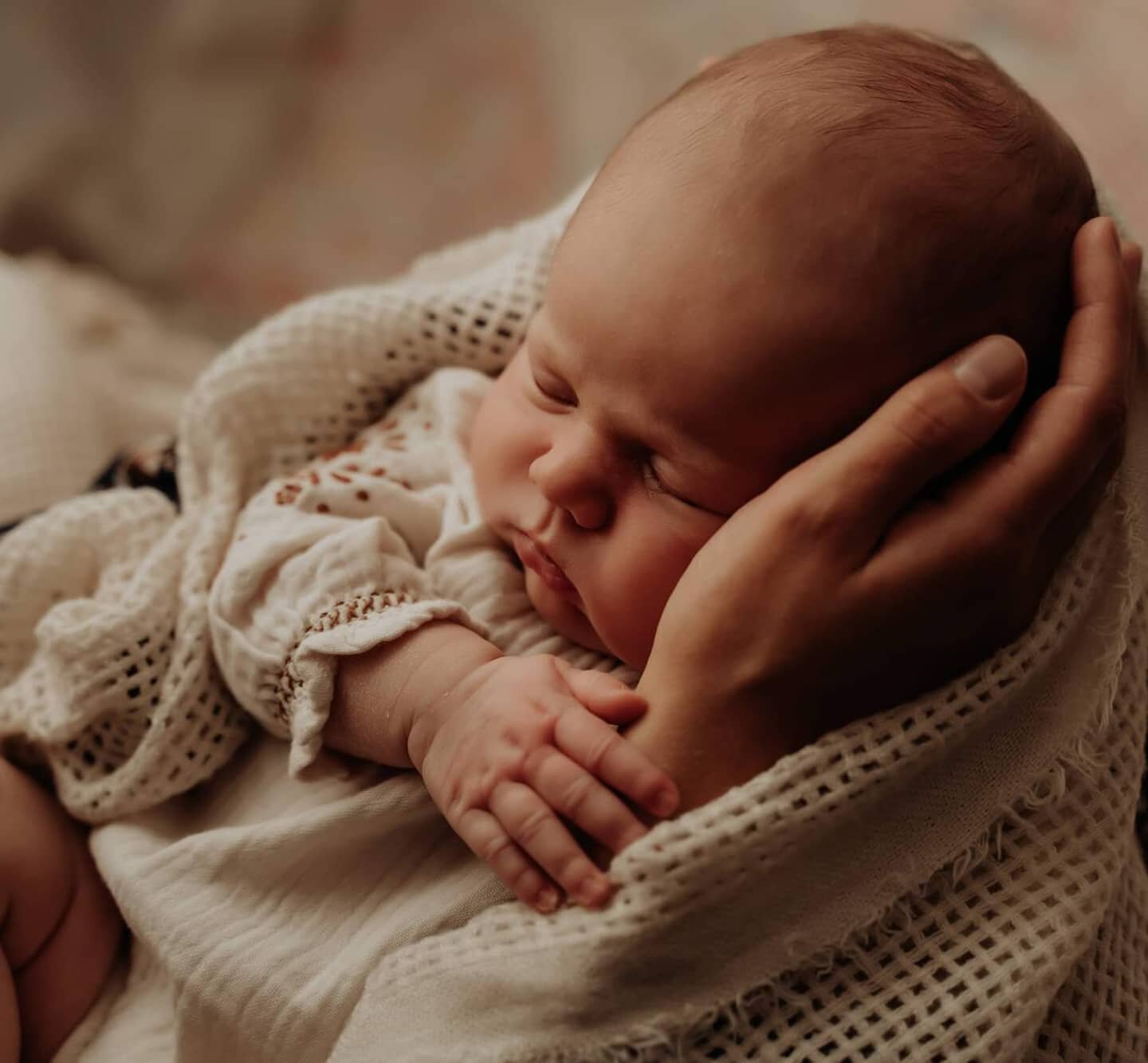 Beautiful baby Tilly! Absolutely stole my heart! Snuggles with mumma 
.
.
.
.
#emmasomervillephotography  #emmasomervillephotographystudio #studio #studiophotography #naturallightphotography #natural #newbaby #newborn #newborngirl #newbornfeatures #s