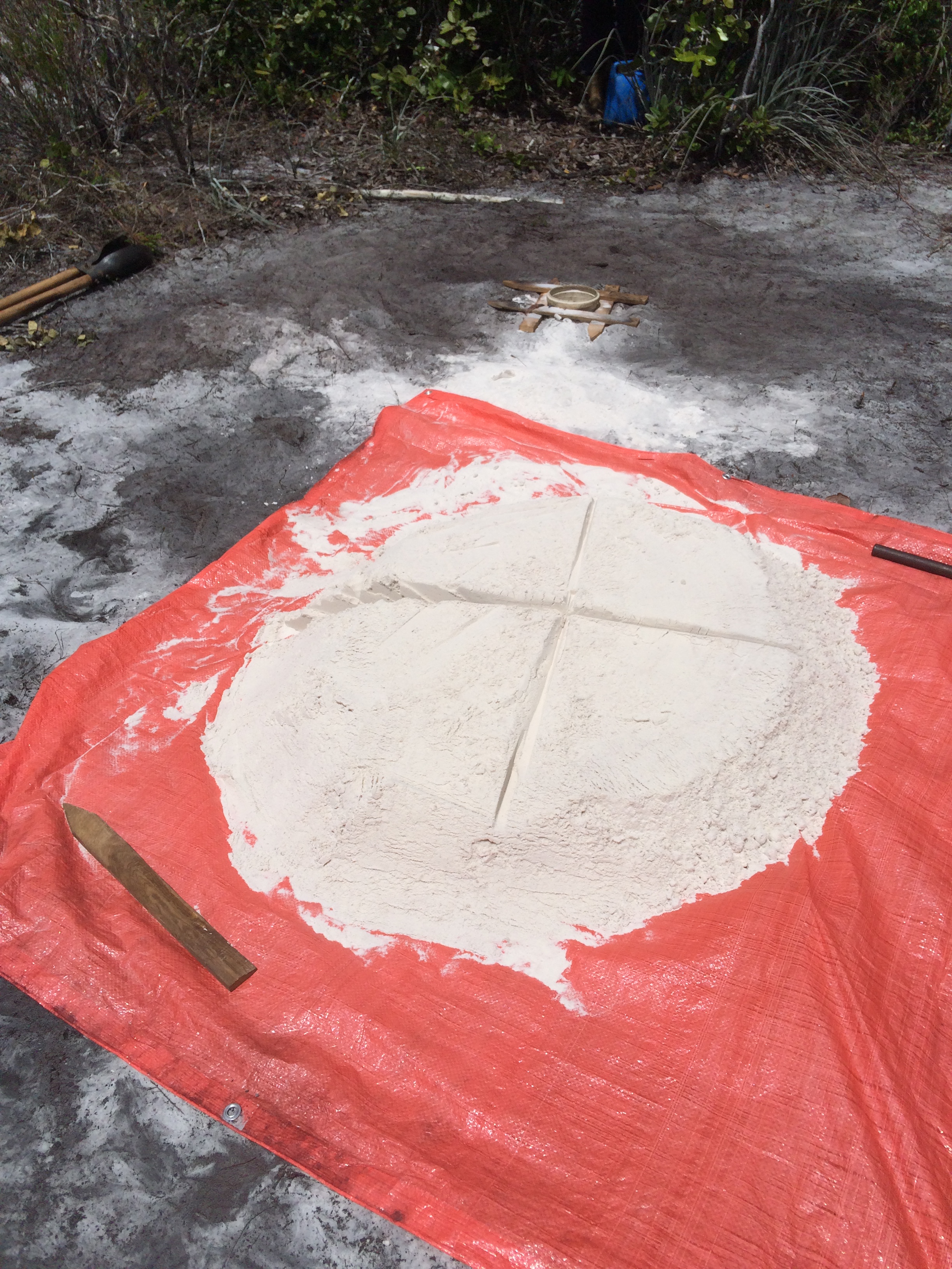 Low-iron silica sand