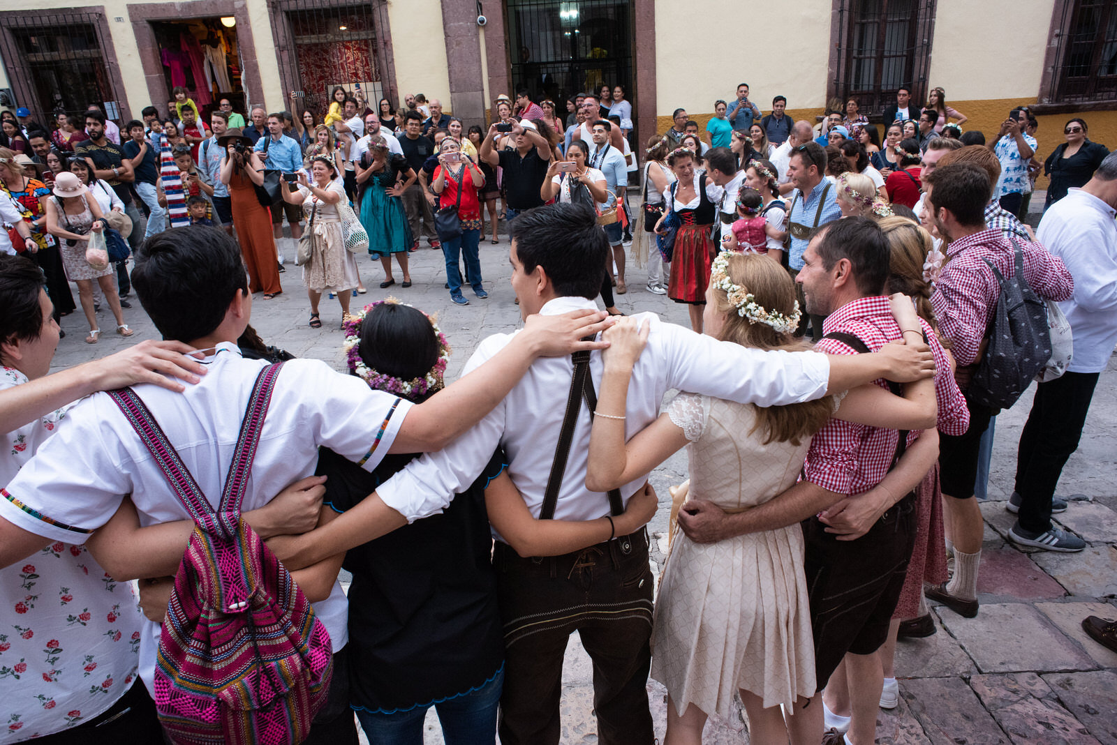 callejoneada_san_miguel_de_allende_wedding_photography_ (14).jpg