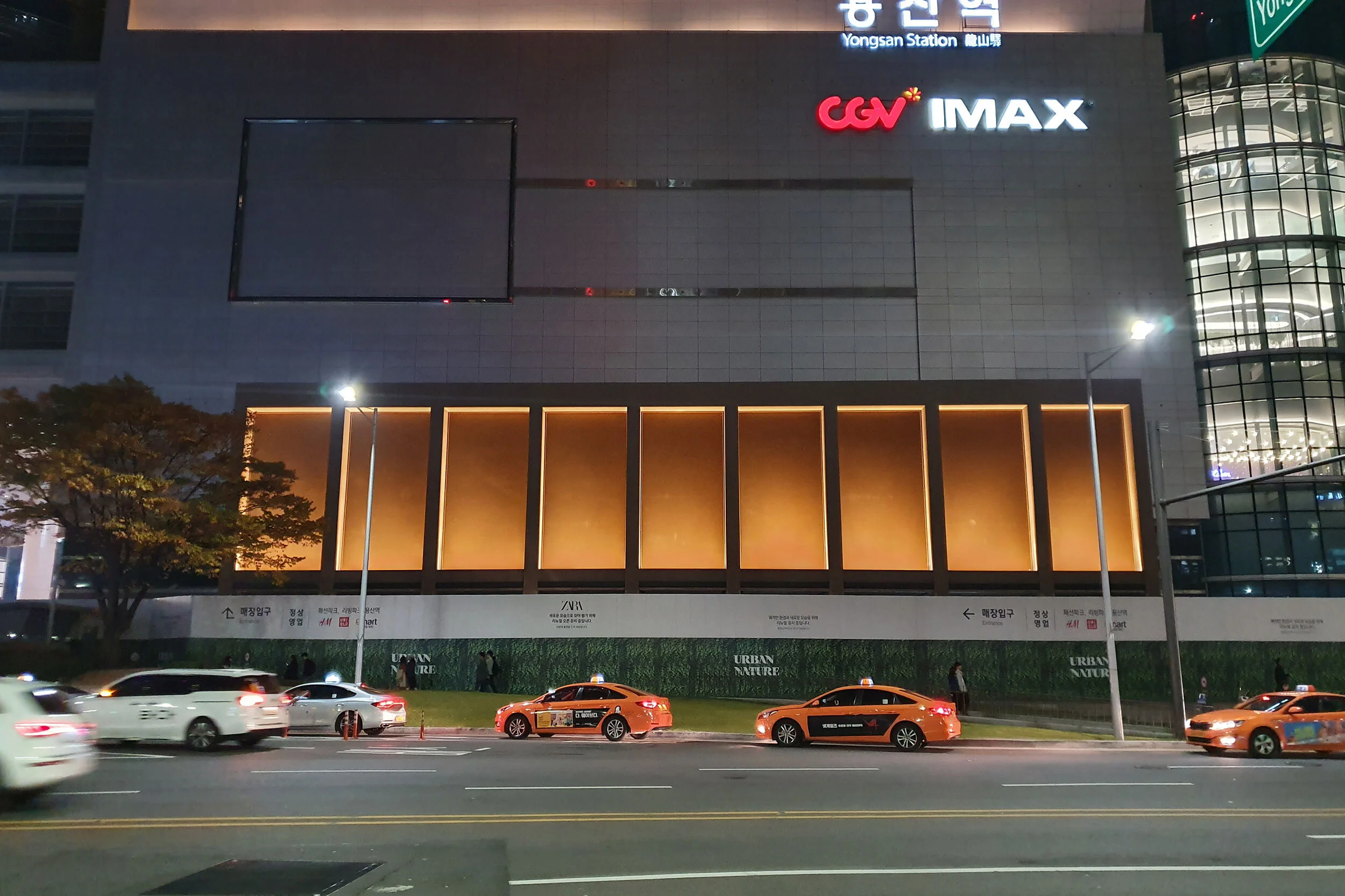 Glowing Bronze Screens for Shopping Mall Exterior