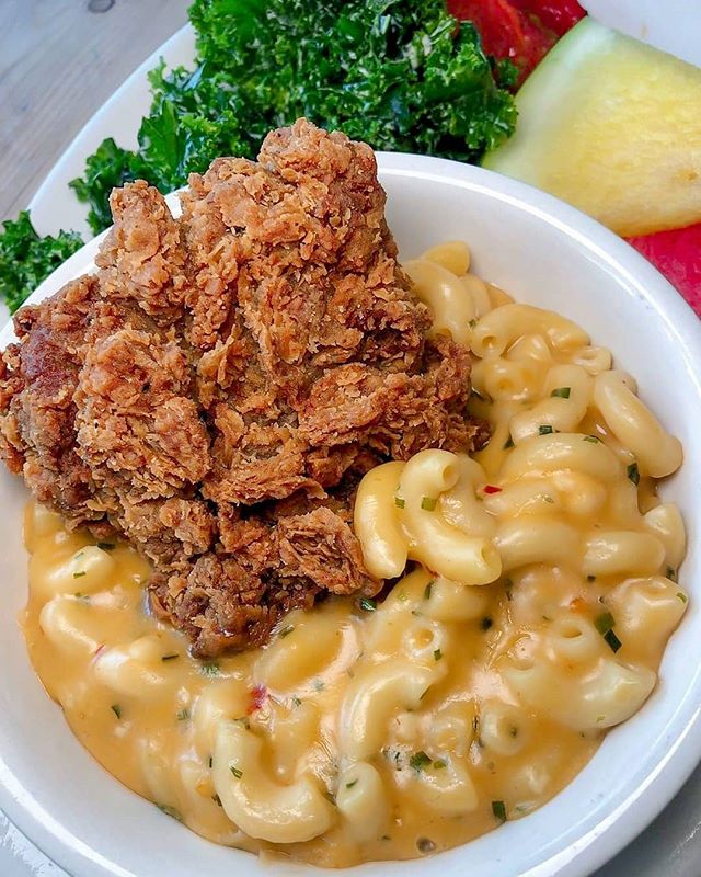 🔥🔥🔥 D.C. &amp; BALTIMORE!!! @goldenwestcafe coming in HOTT with this DELICIOUSNESS of decadent mac &amp; cheese 🧀 x our @atlas.monroe EXTRA CRISPY CHICK'N- for Vegan Week 2019!! Starts this Friday!!🤤🤤🤤
&bull;
BOMB 📸 by @foodie2shoes_
&bull;
A