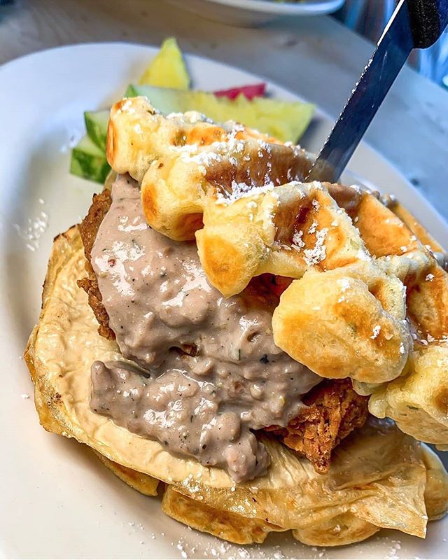 😭😭😭 VEGAN CHICK'N &amp; WAFFLES @goldenwestcafe TODAYYY!!! 🔥🔥🔥 @atlas.monroe extra crispy fried chick'n,&nbsp;Impossible sausage gravy, vegan egg, and maple syrup piled high to the gods!🤤🤤🤤 #goldenwestcafe
#atlasmonroe #veganchickenandwaffle