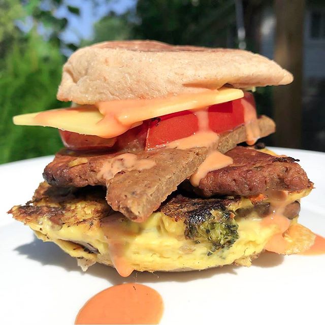 🔥🔥🔥 THIS.🤤🤤MCLOVIN, MCMUFFIN #vegan 🍎 APPLE WOOD-FIRED RIB SANDWICH by @plantbased_edibles w/ tomatoes, omelette mung bean egg made from grilled broccoli, mushroom, peppers &amp; some BOMB BOMB SAUCEEE 💣💣 #knowinitwasDELICIOUS
&bull;
ATLAS MO