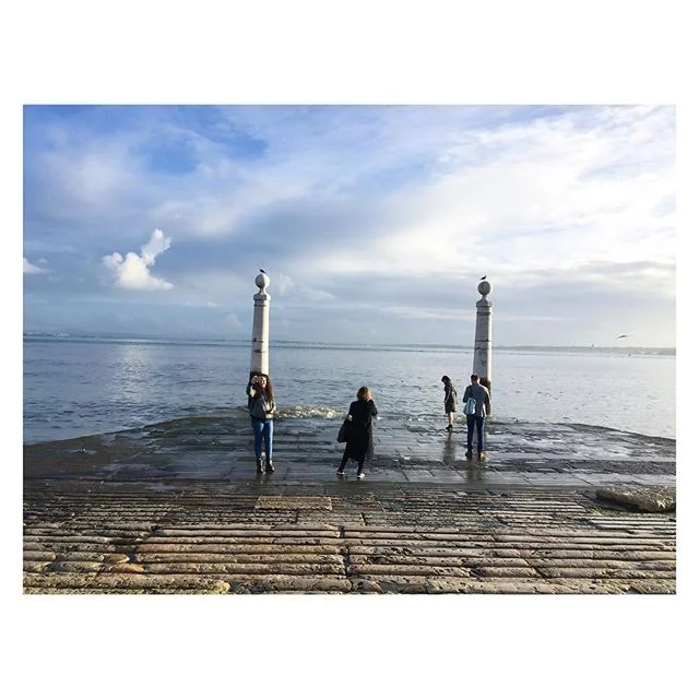a good Monday .
.
.
.
#latergram #travel #mytinyatlas #lisbon #lisbonportugal🇵🇹 #sea #travelgram