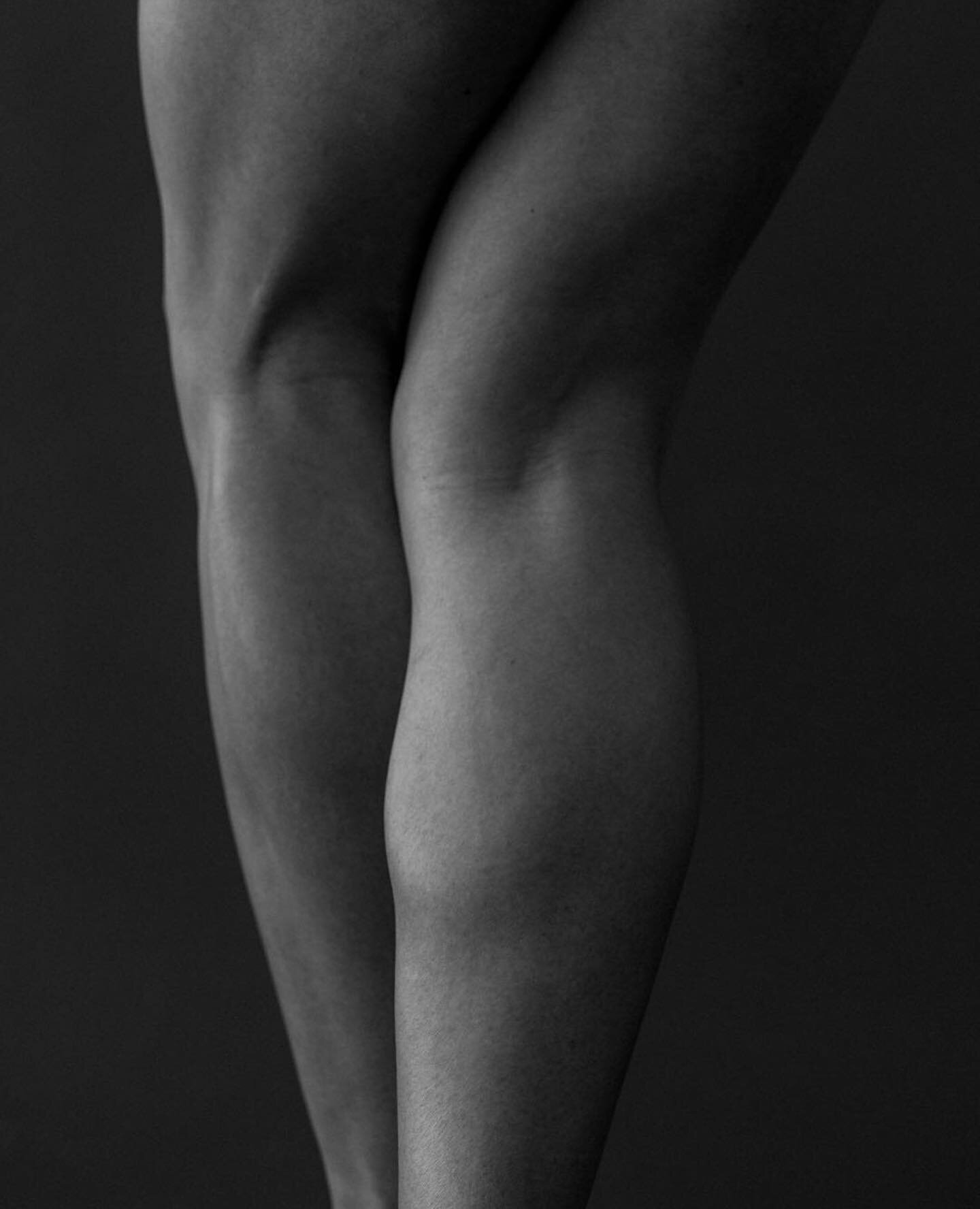 Let&rsquo;s talk calves! 

Calf muscle tightness is a very common problem, and because of that a lot of people don't realize how tight they are. Among the factors that contribute to toughening the calves are bad posture, movement problems, high heels
