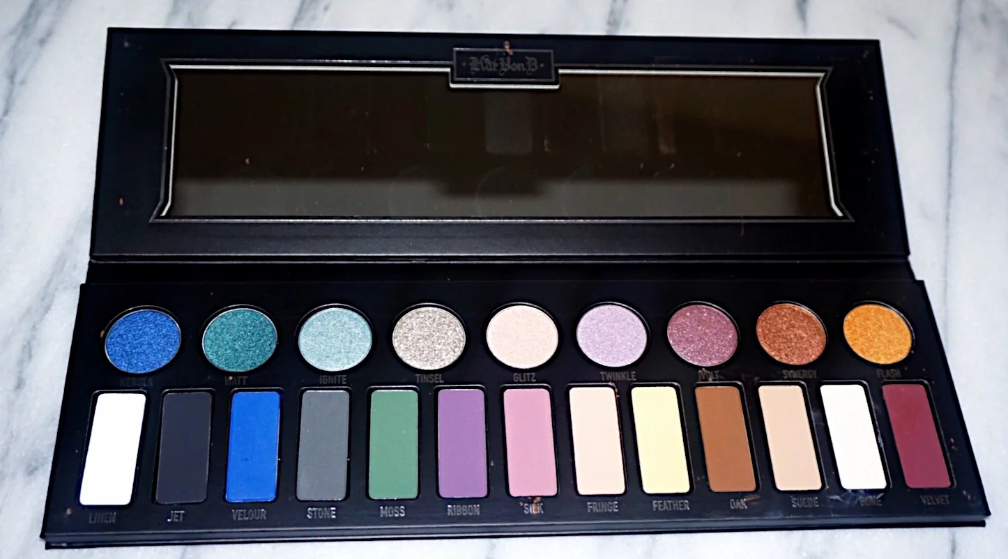  And here's the inside! A row of metal shadows and a row of mattes. I'm already loving the color variations in the palette!&nbsp; 
