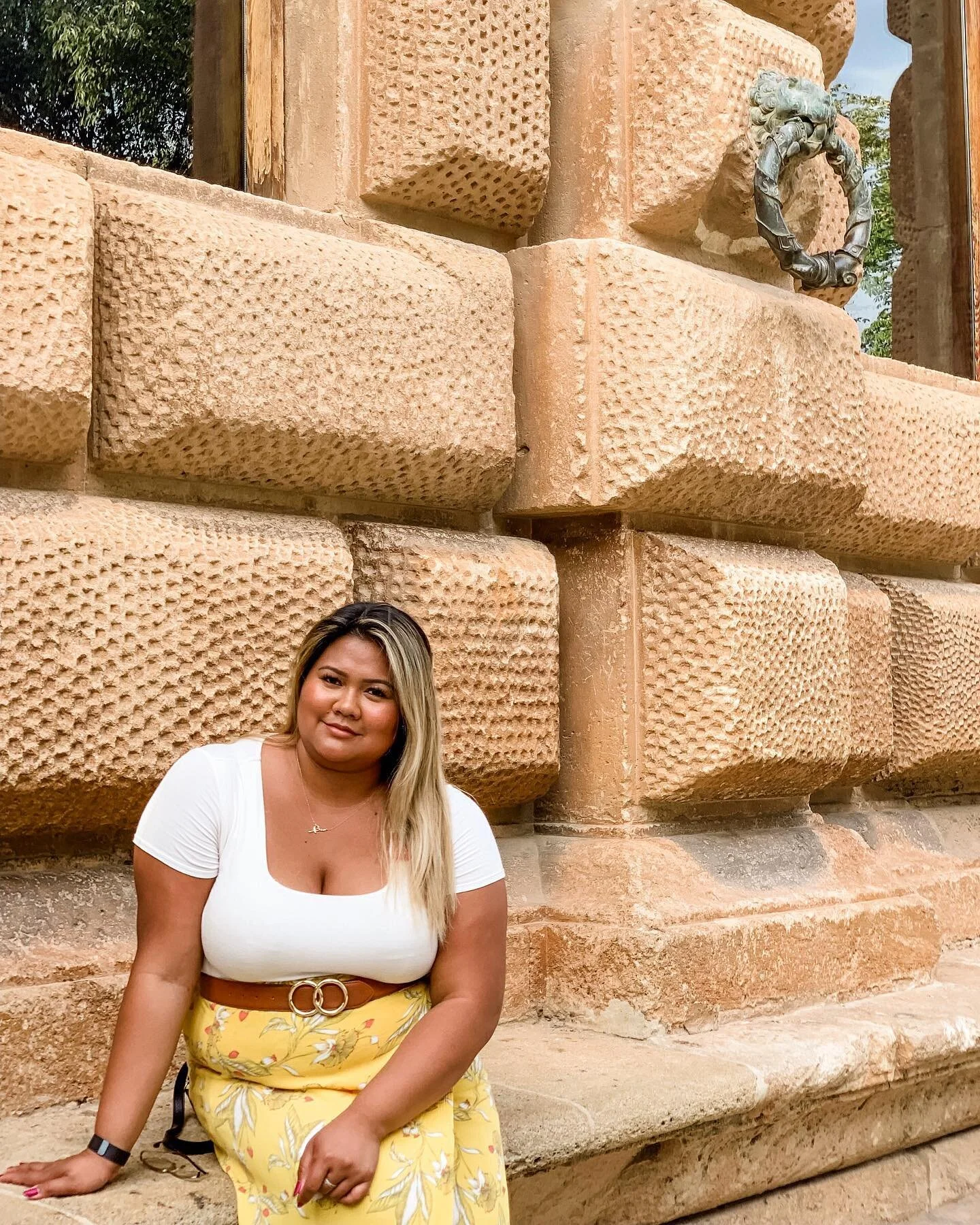 Taking a quick break from the heat of Granada&rsquo;s sun and I&rsquo;m glad that my makeup lasted through the heat and humidity💛🧡 Whenever I&rsquo;m traveling, I find myself using less makeup and sticking to some essential basics.👩🏻&zwj;🎨💄I do