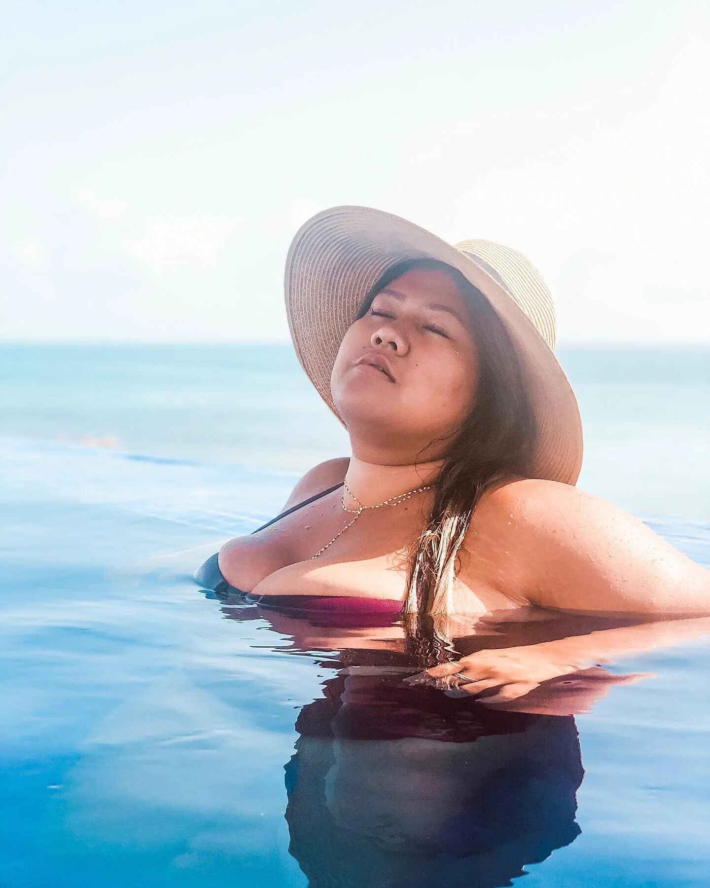 &ldquo;Keep your face always towards the sunshine and the shadows will fall behind you.&rdquo; - Walt Whitman☀️👒
A little throwback from my trip last year in Cancun. Highkey wishing for the beachfront, all-inclusive life again! 😝🌴🌊🍹 Anyone who k