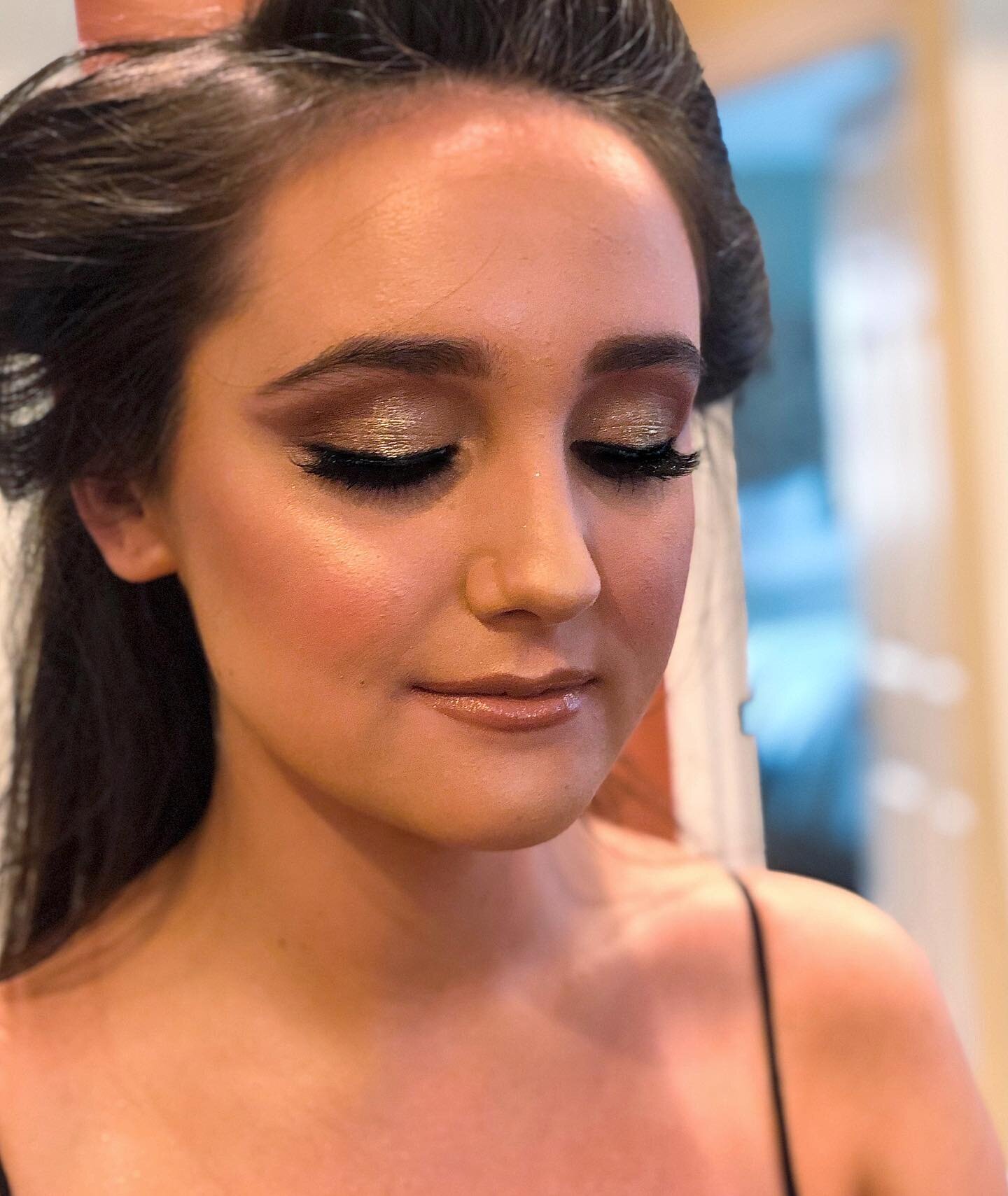 A monochromatic moment, with a hint of sparkle for this beauty🌟✨
.
.
.
#makeupbyme #latepost #glammakeup #KElseArtistry