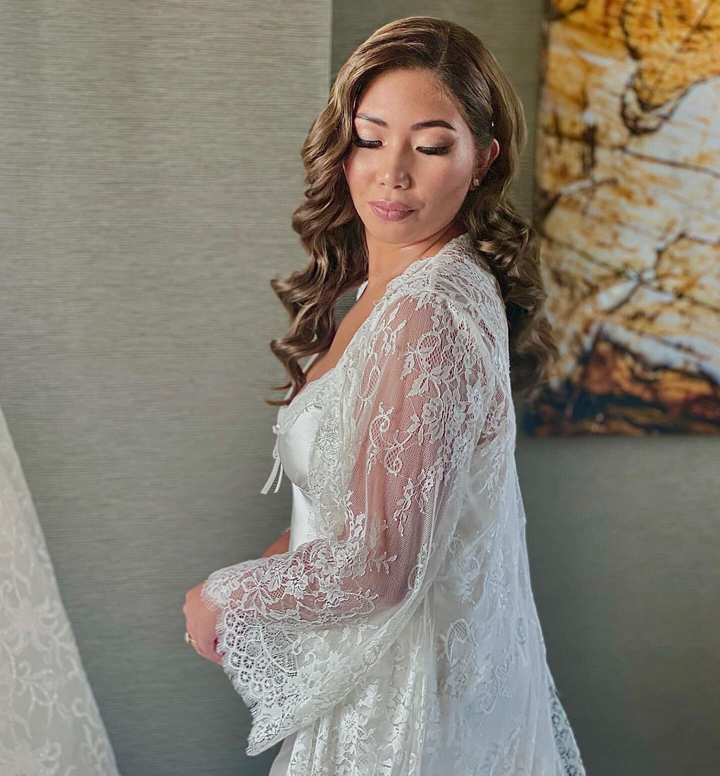 ✨E R I K A✨
How perfect did her makeup, hair and bridal robe go for these getting ready shots?! 🤩 
Can&rsquo;t wait to see all of the photos from your wedding! It was a pleasure to do your makeup from your trial to your microwedding, bachelorette an
