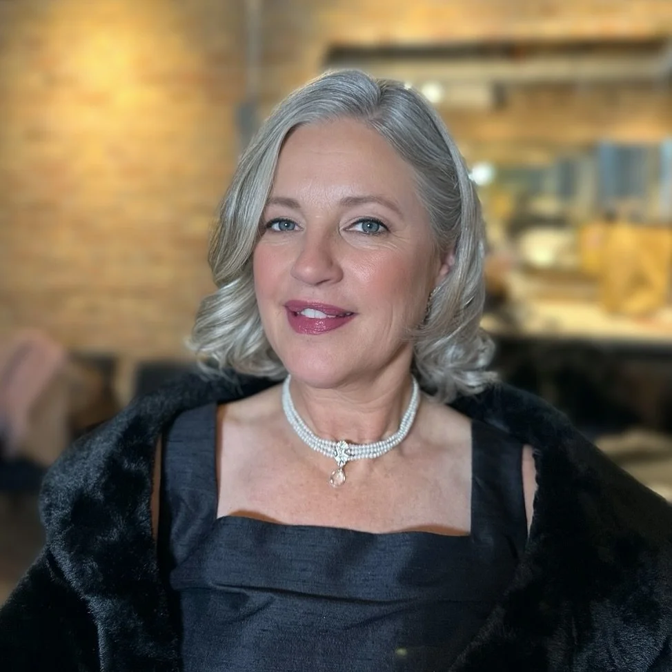 Soft glam with a splash of drama on the lips for this mother of the bride! 💋As the mother of the bride/groom, I love seeing you loving your makeup for your child&rsquo;s big day! It&rsquo;s your time to shine too, mom! 💕✨ #MotherOfTheBrideGlam #Ele