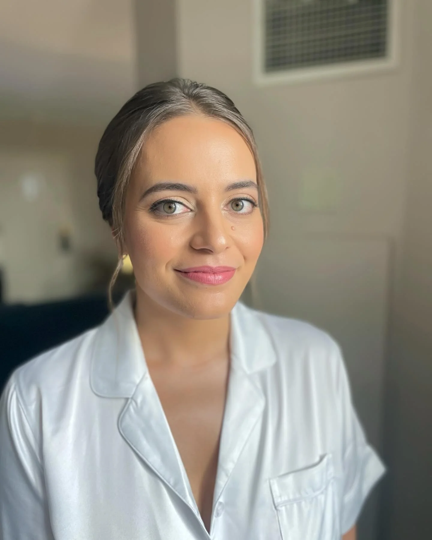 Melissa&rsquo;s wedding day makeup vs. trial makeup!👰🏻&zwj;♀️✨🤍 A bit more tan and warm golden undertones for the sweetest bride on her big day! 

Attention to detail is key 🔑 Whether it&rsquo;s a tan or a tweak in your skincare routine, these ch