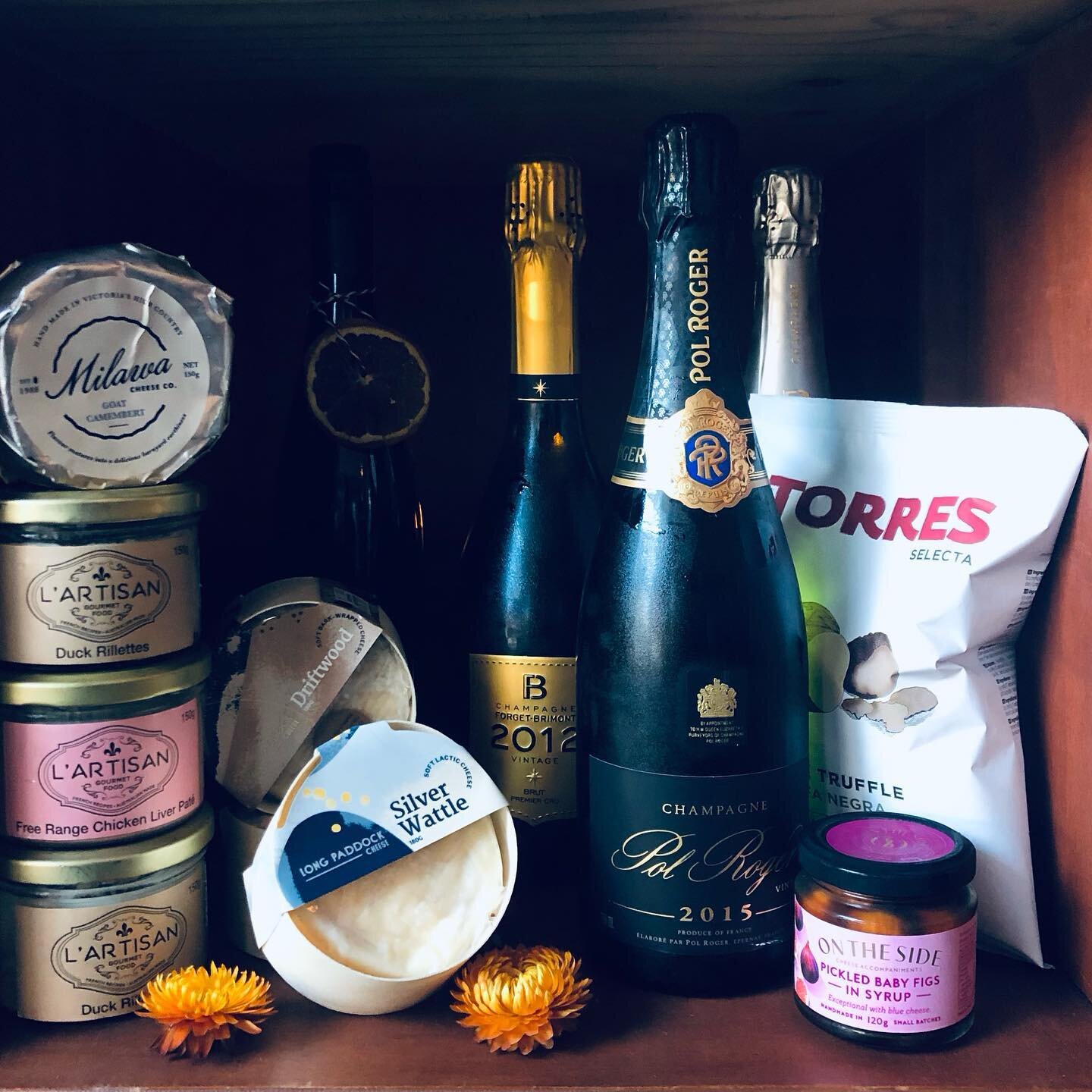 🍾🥂💐
Spoil your Mum this Mother&rsquo;s Day with something special- our team are on hand today and tomorrow to help you pick out the perfect gift&hellip;.because flowers are great&hellip;. but flowers, fancy cheese &amp; Champagne are even greater.