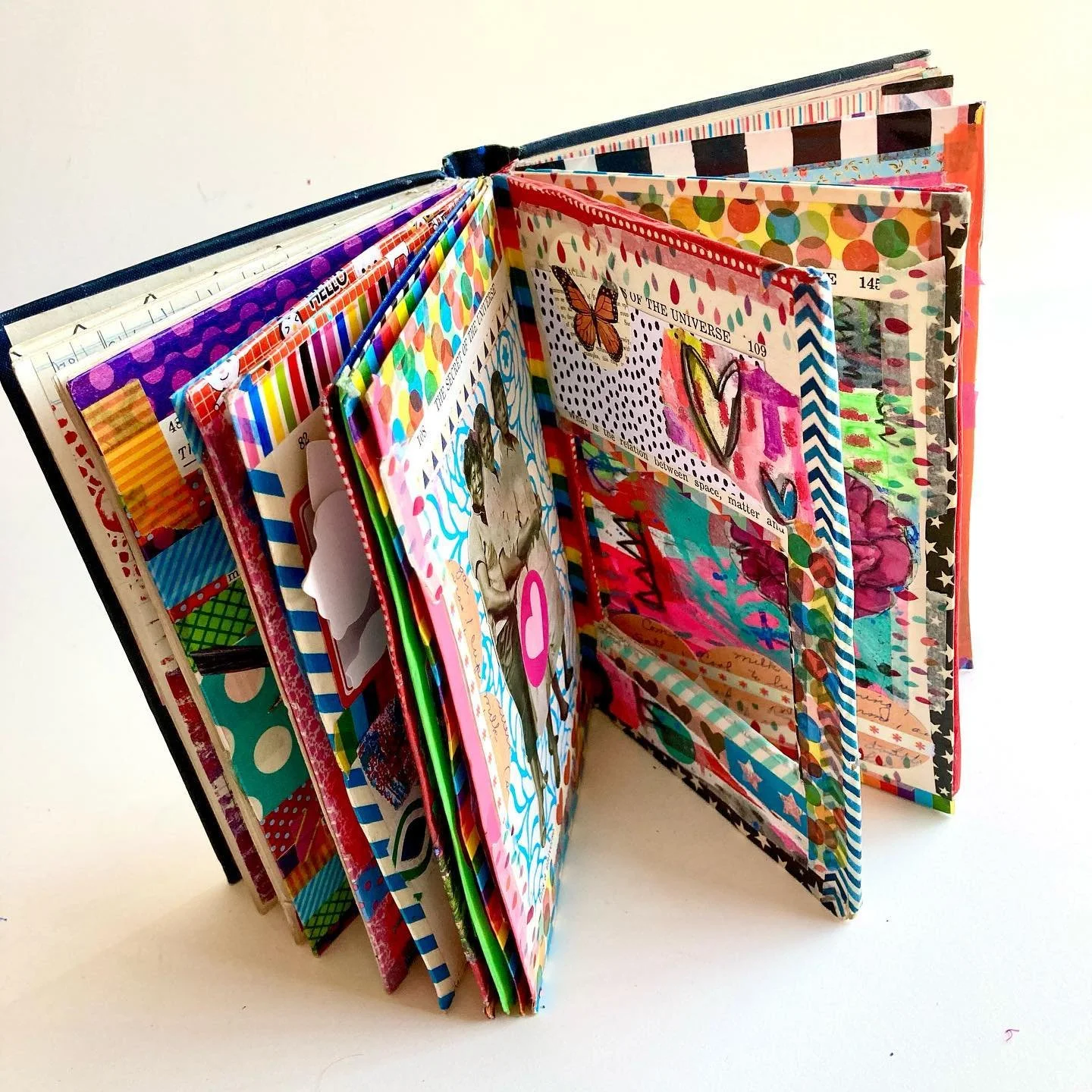 Do you love altered books as much as I do?! 😍✂️📚 Did you know you can take an in person workshop with me and learn all my favorite methods &amp; techniques? I&rsquo;ll be teaching at @sedonaartcenter October 2-3 in Sedona,AZ! 🥰💖🌈 see 🔗 for more