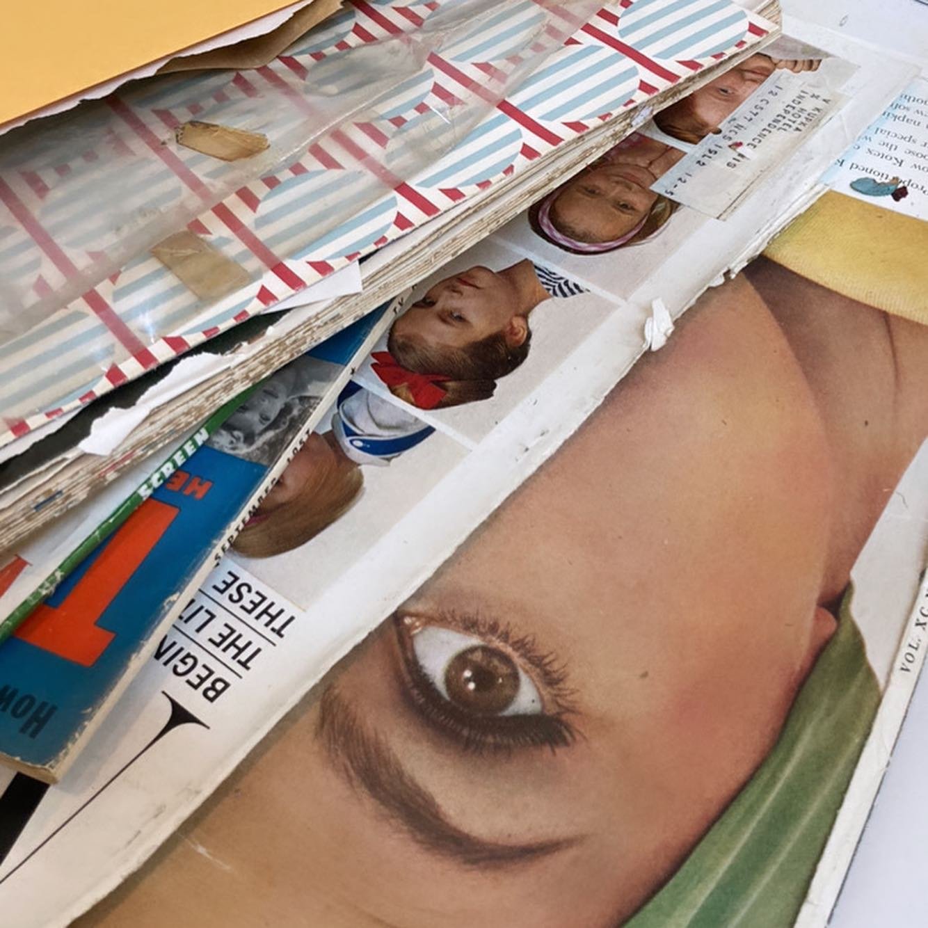 😍 I spy with my little eye&hellip;students in my Junk Journal Deconstruction class having fun and making amazing art! Thank you @shakeragalley  for a wonderful time! 🌈🥳✂️📚