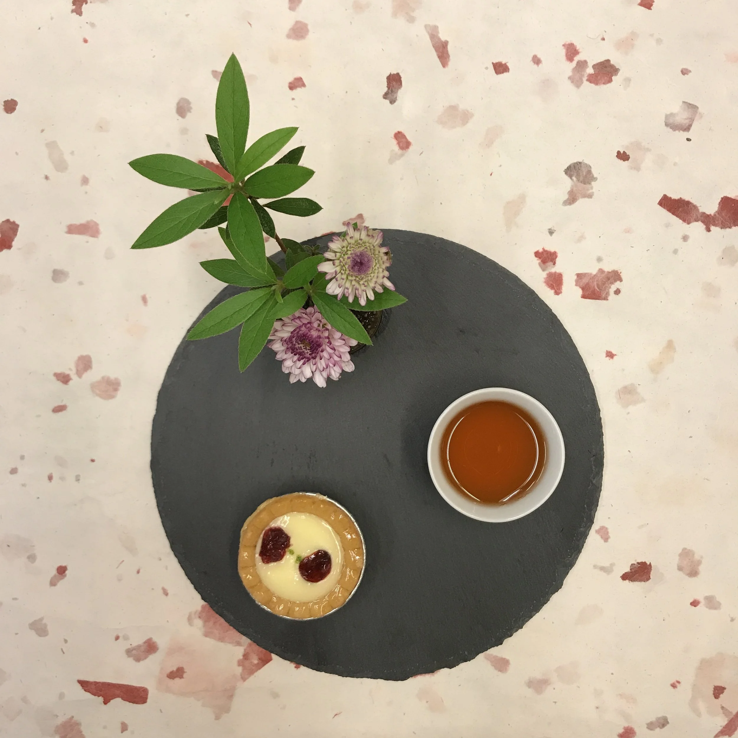 今天的下午茶是什麼呢?在小花園中吃著手工 #起司塔 配 #蜜香紅茶 ,濃郁的起司香氣,在口中慢慢的化開,含入一口帶有自然甜味的台灣蜜香紅茶,兩者交織而成不同的口感,迎接夏天的到來 #yummy #Taipei1890 #絕配 #takeabreak #teatime #afternoontea #有記名茶 #wangtea #下午茶